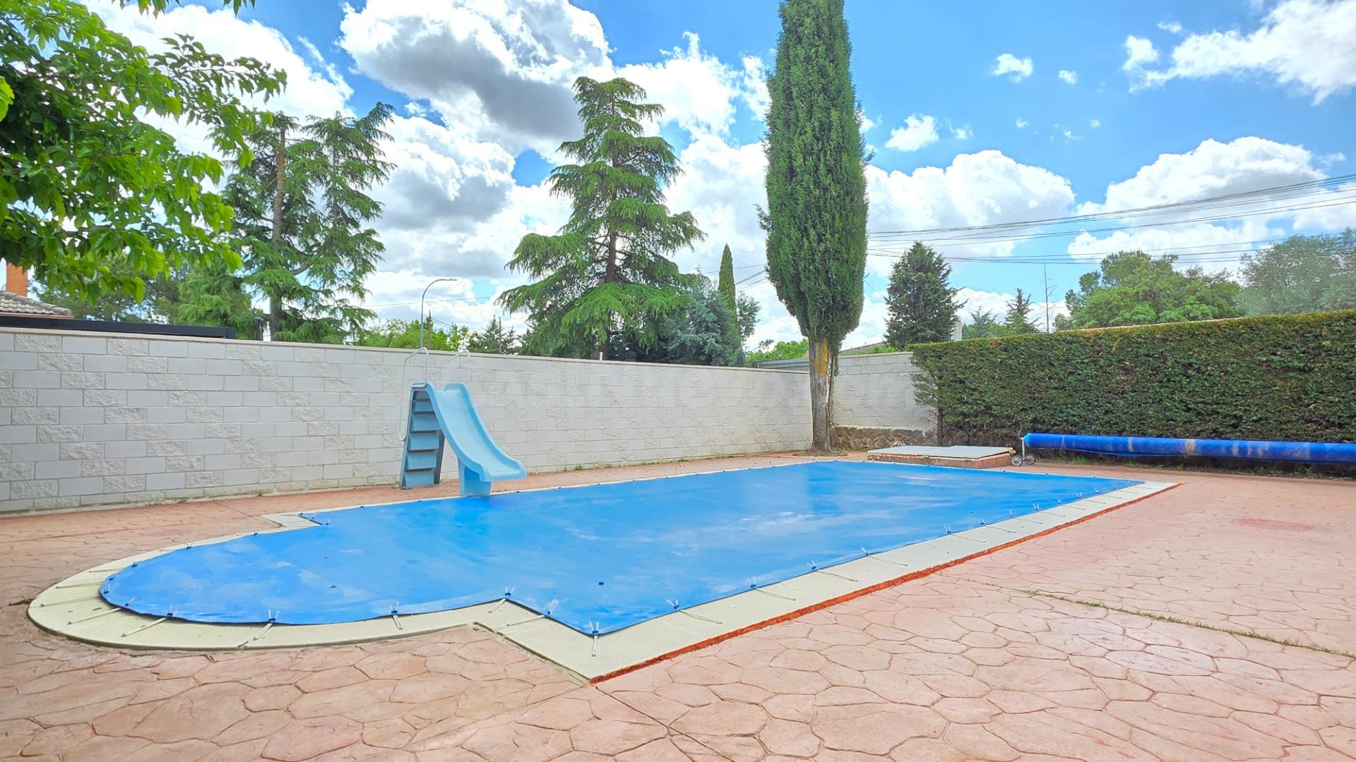 Chalet con piscina en Eurovillas - foto 4