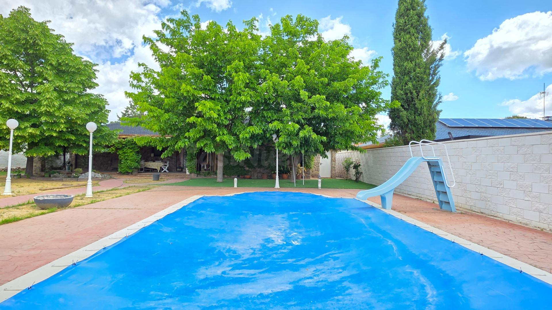 Chalet con piscina en Eurovillas - foto 5