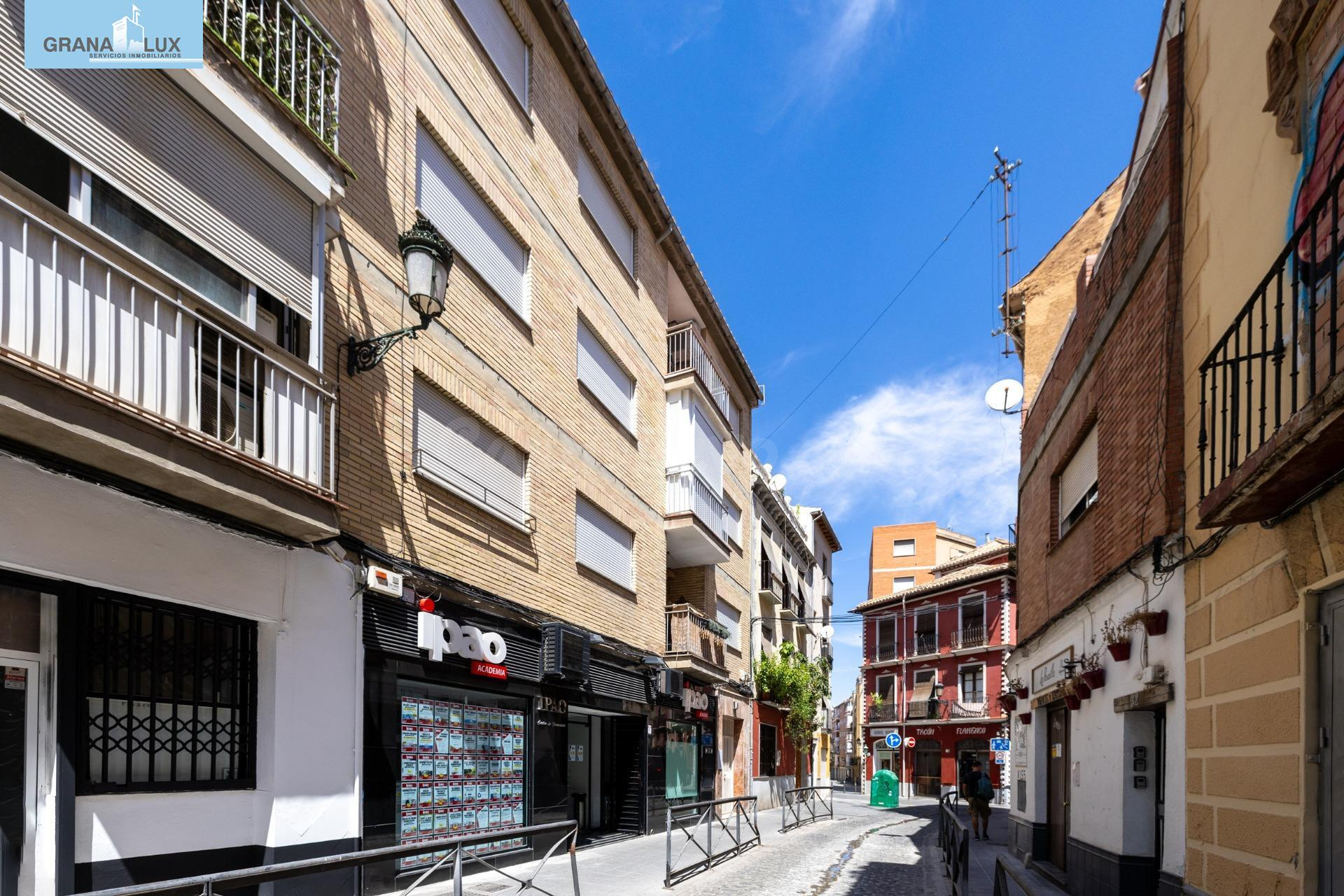 Ponemos a la venta este amplio piso de 4 dormitorios, baño y - foto 2
