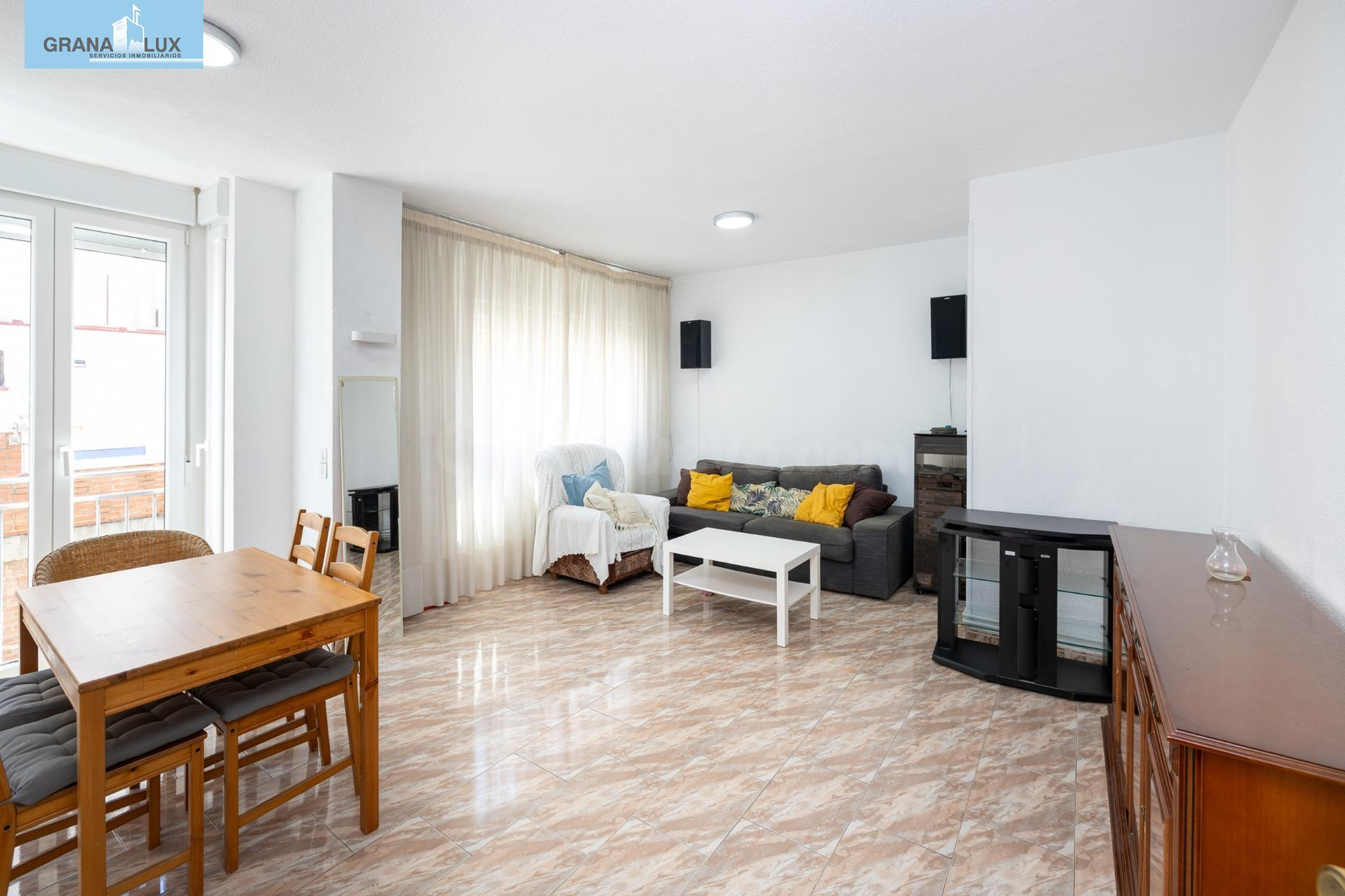 Ponemos a la venta este amplio piso de 4 dormitorios, baño y - foto 3