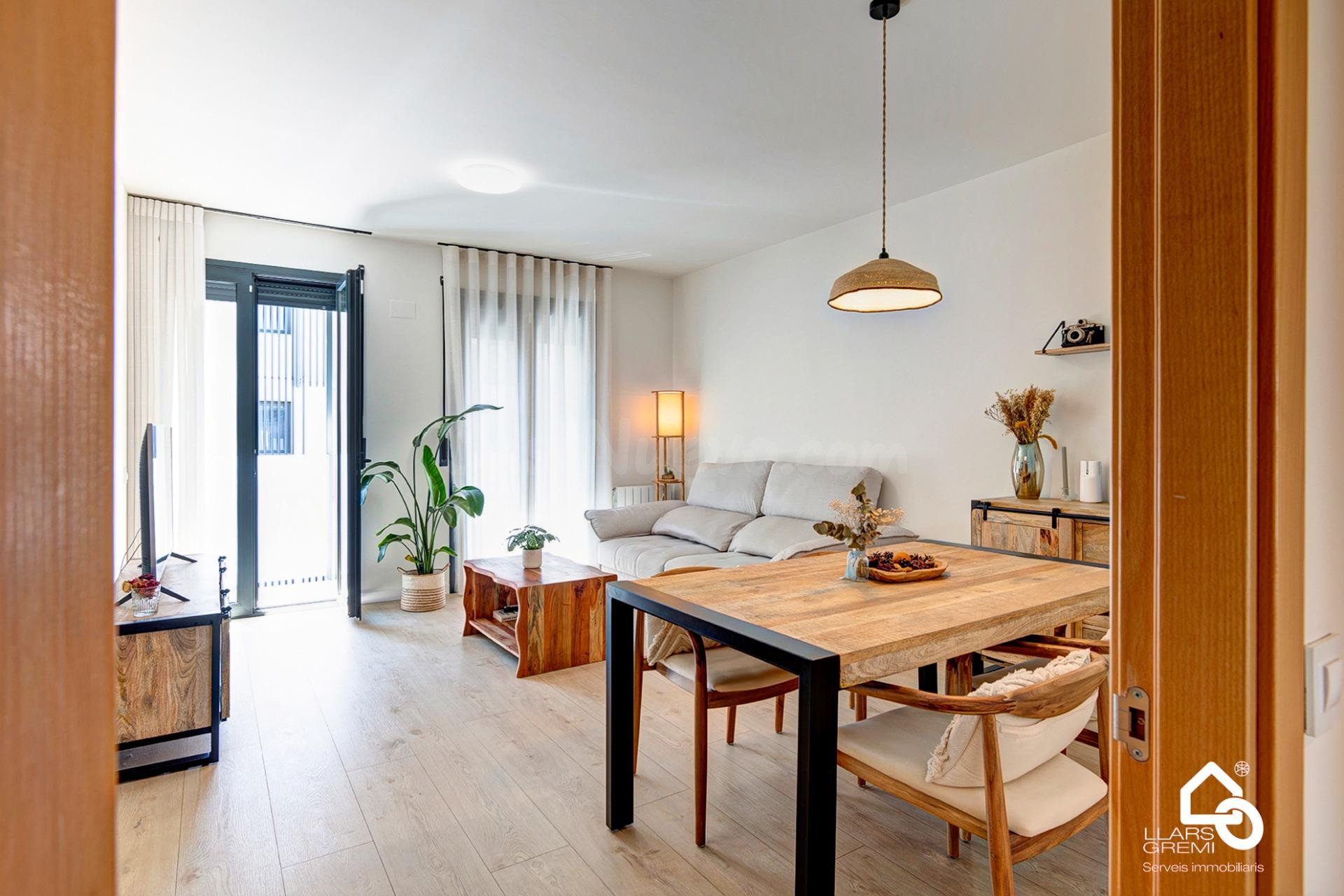 VENTA PISO EN HOSPITALET DE LLOBREGAT SEMINUEVO, PARKING Y T