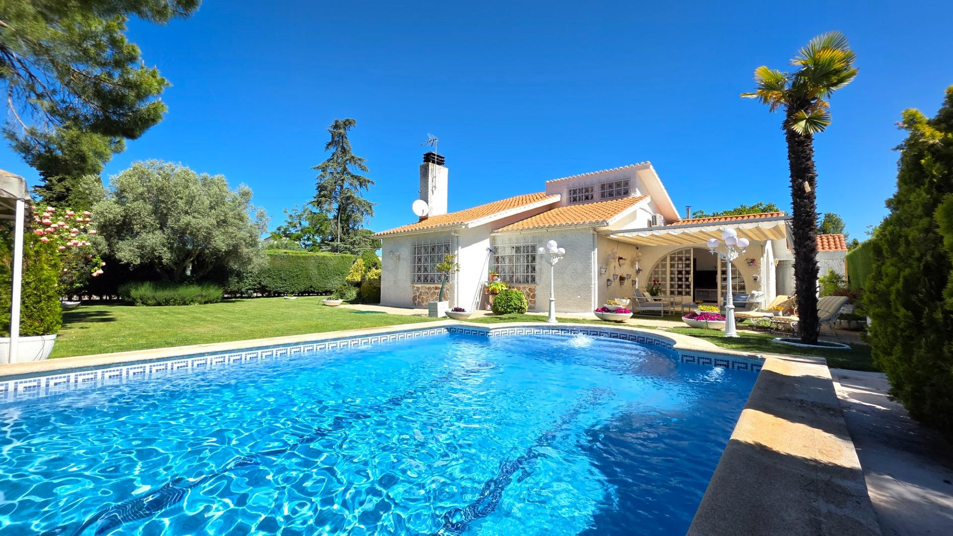 Chalet en venta con espectacular jardín y piscina cubierta