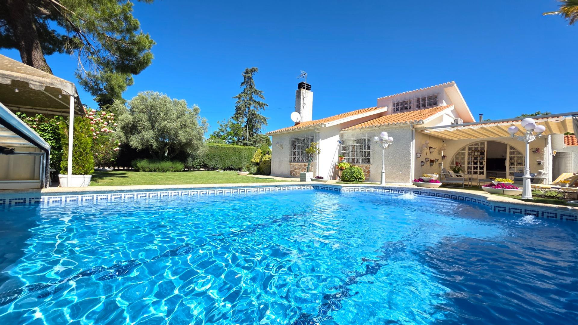 Chalet en venta con espectacular jardín y piscina cubierta - foto 2