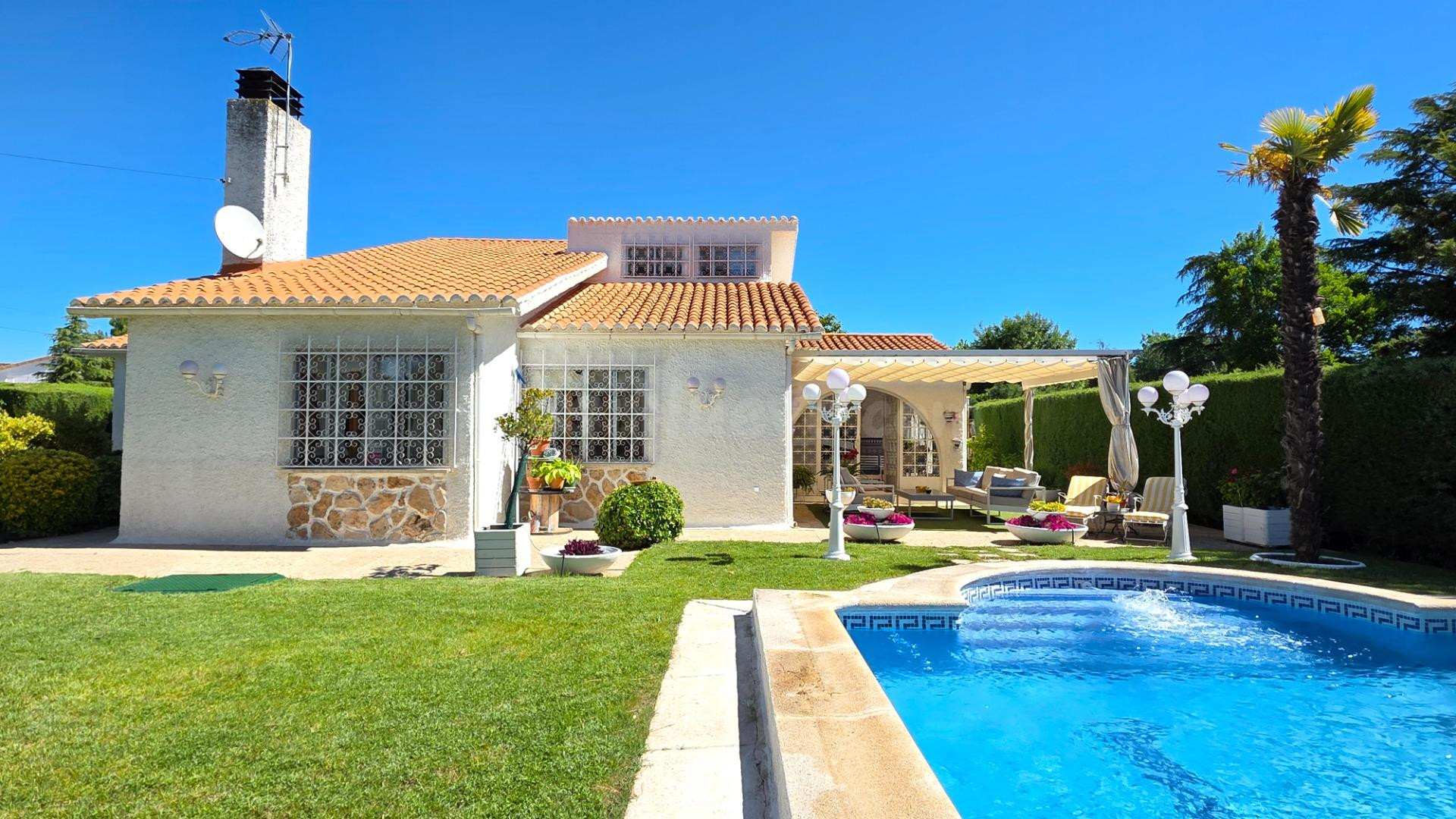 Chalet en venta con espectacular jardín y piscina cubierta - foto 3