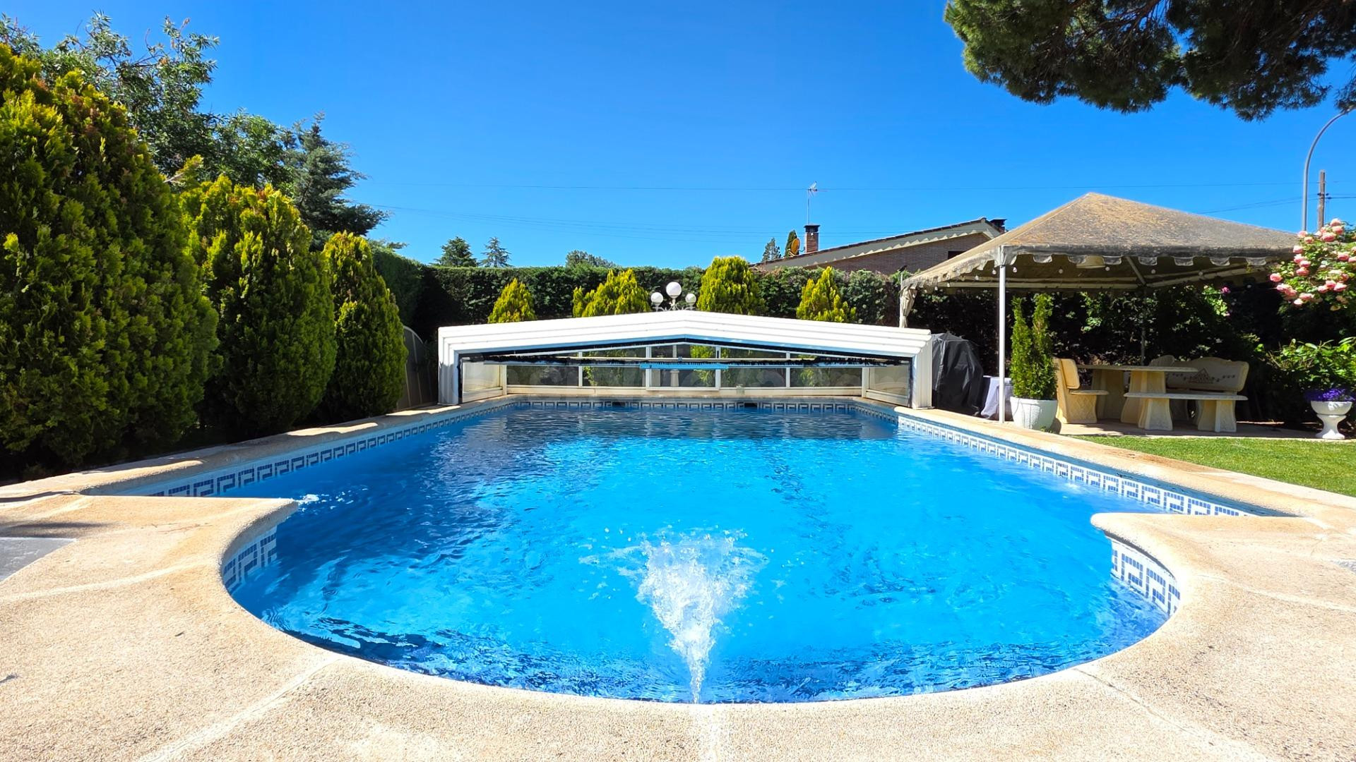 Chalet en venta con espectacular jardín y piscina cubierta - foto 4
