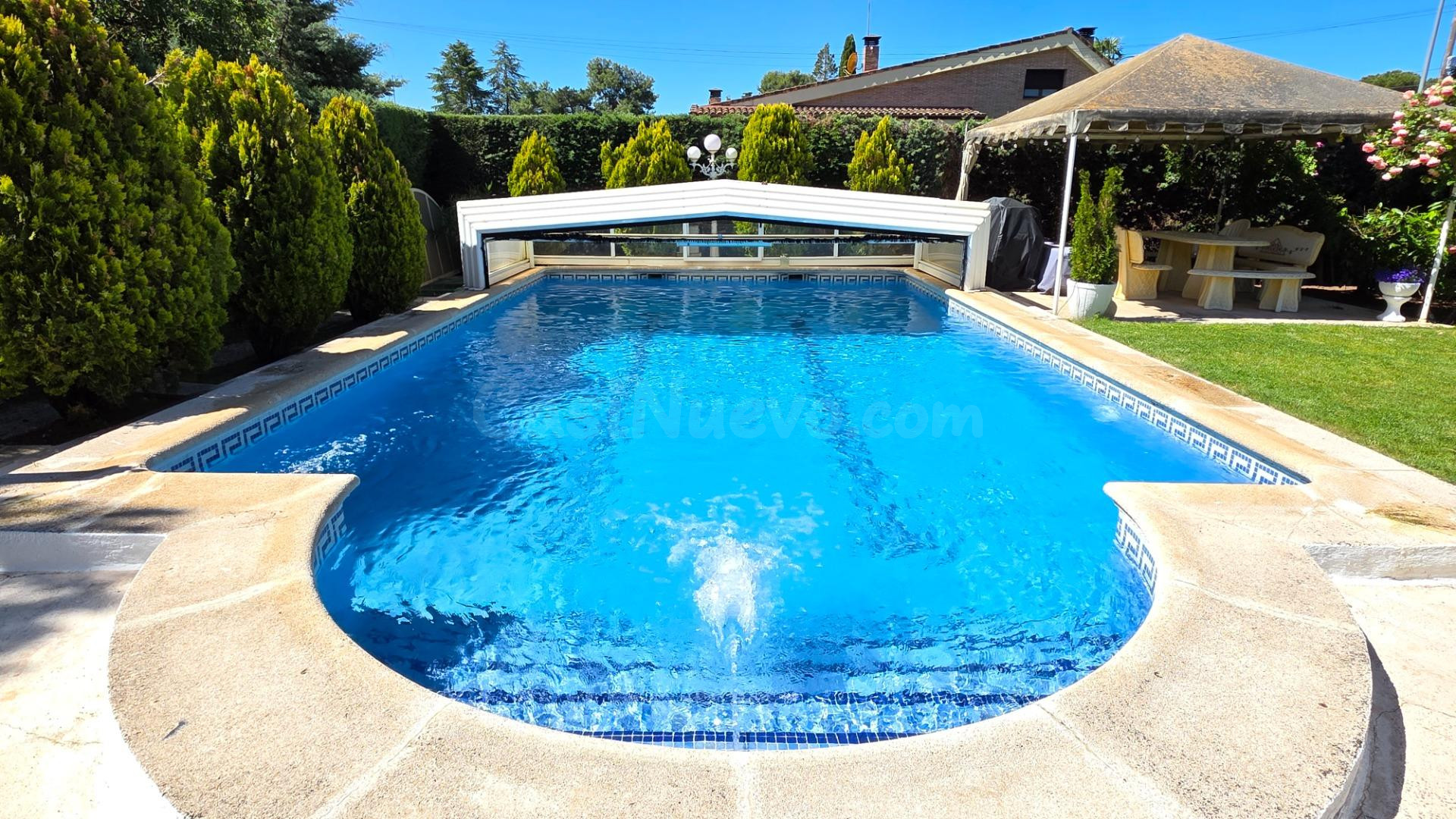 Chalet en venta con espectacular jardín y piscina cubierta - foto 5