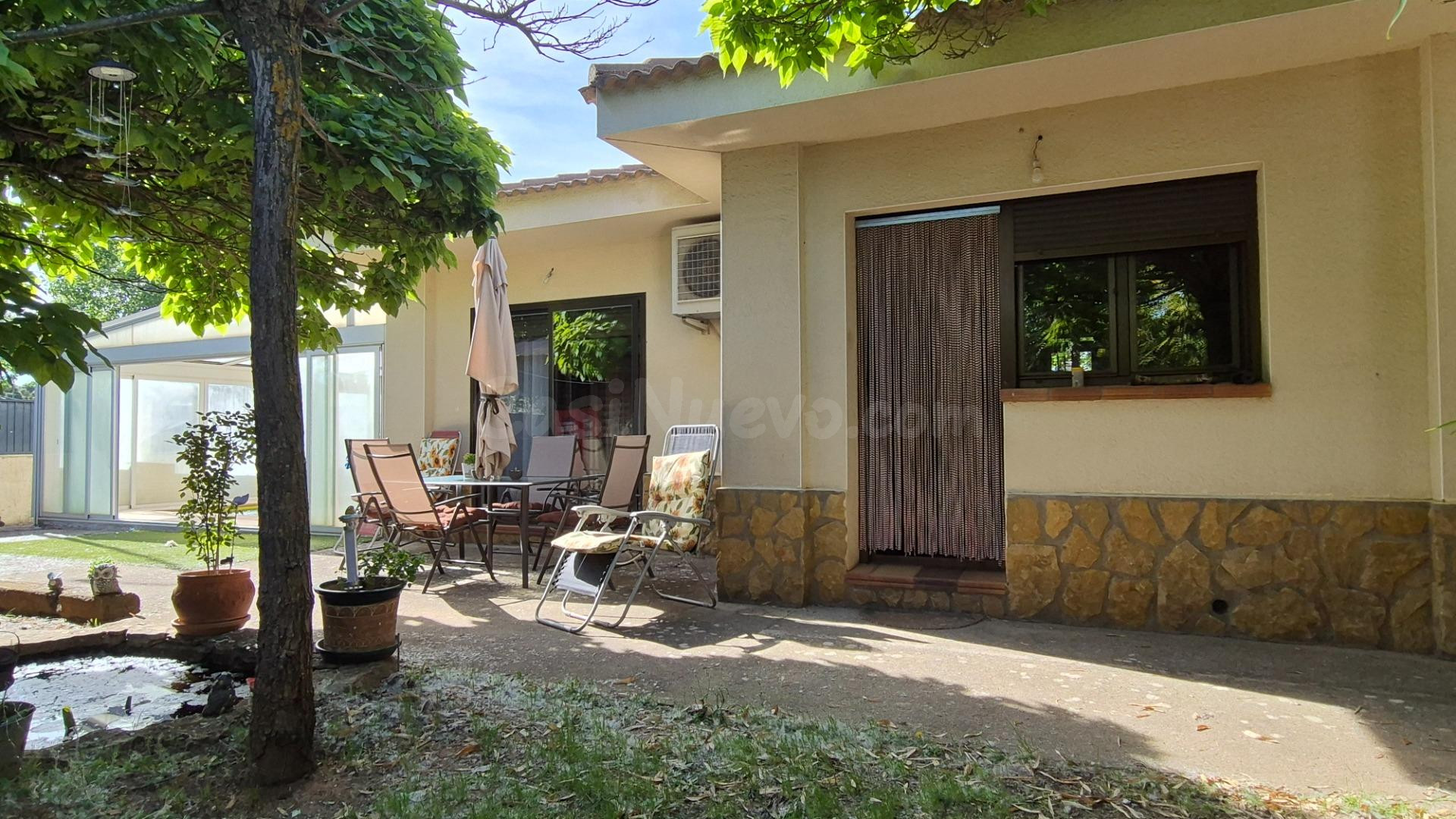 Chalet en una planta con gran garaje y piscina cubierta