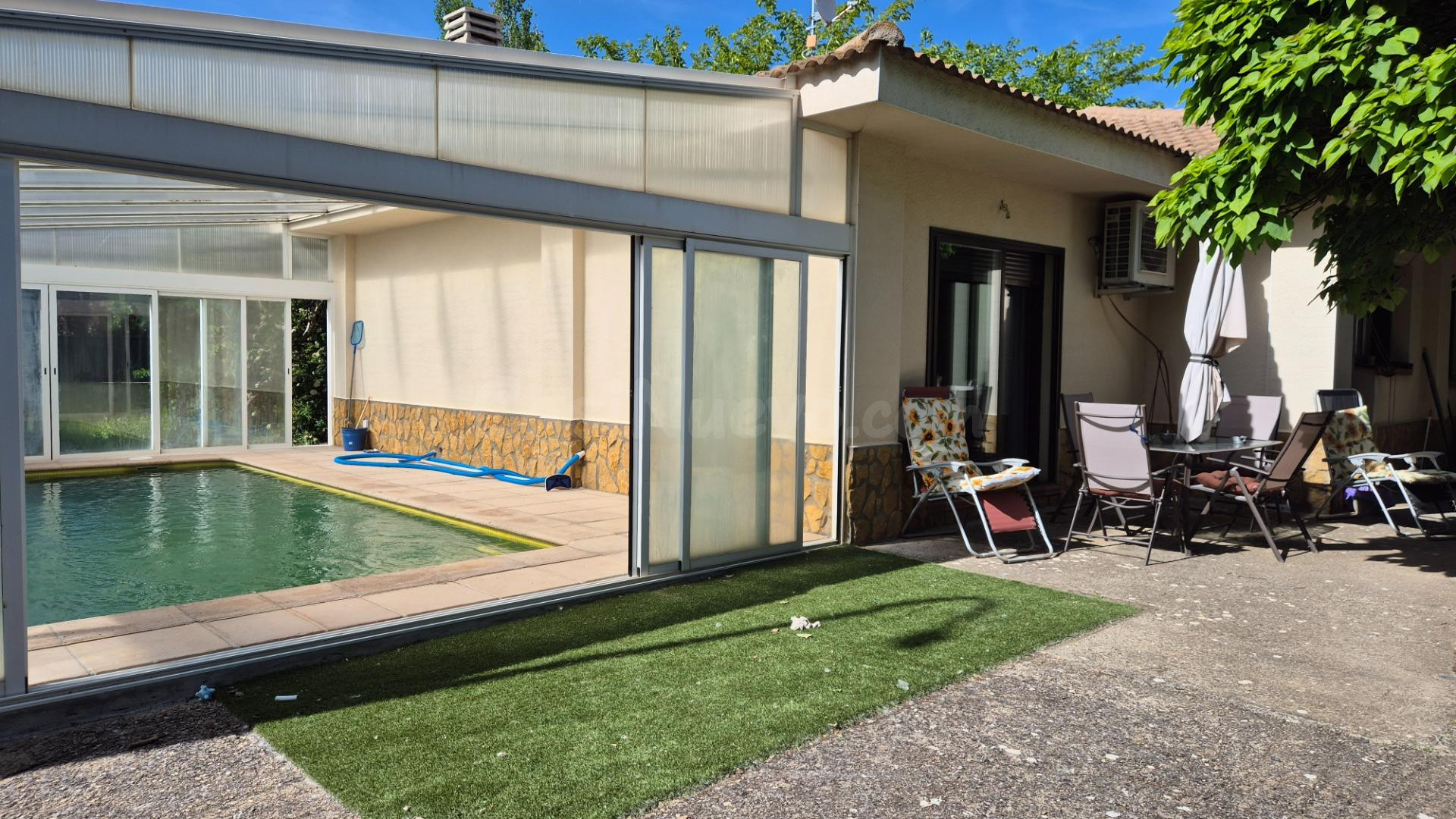 Chalet en una planta con gran garaje y piscina cubierta - foto 2