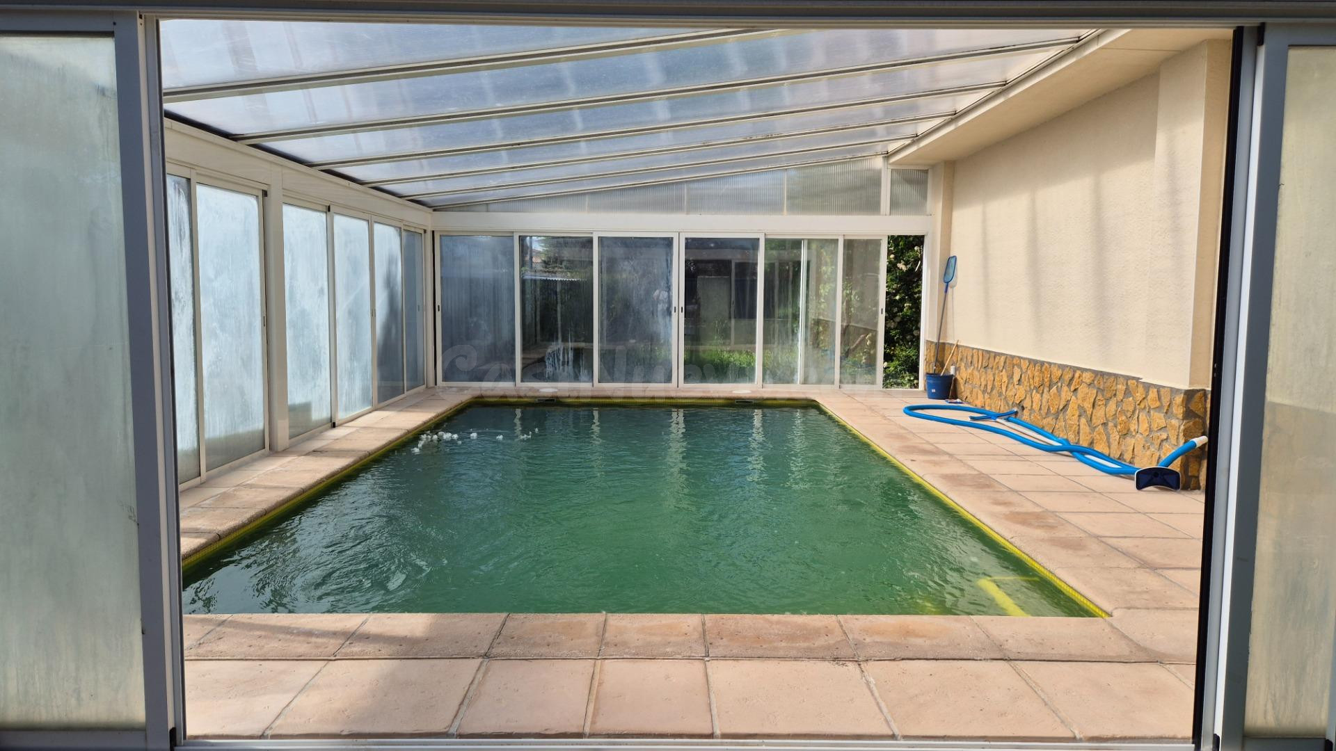 Chalet en una planta con gran garaje y piscina cubierta - foto 3