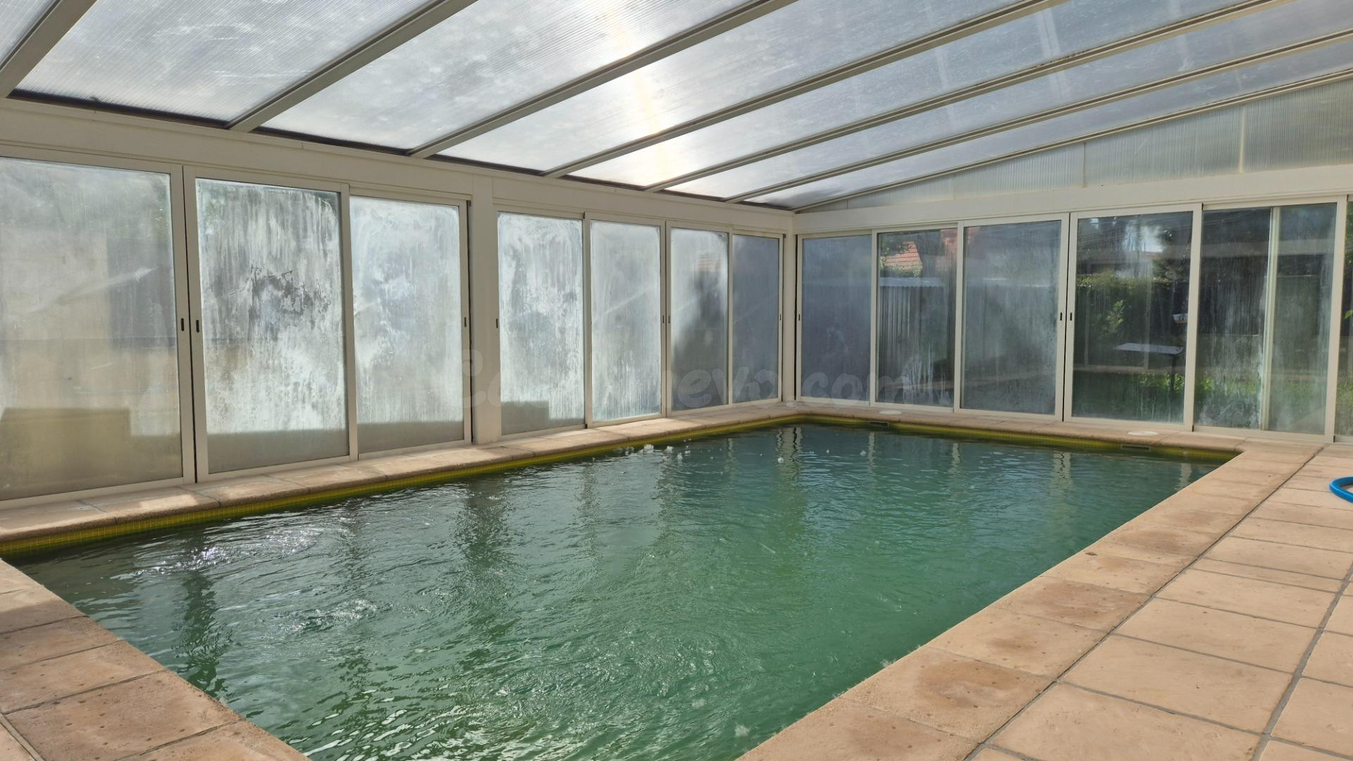Chalet en una planta con gran garaje y piscina cubierta - foto 4