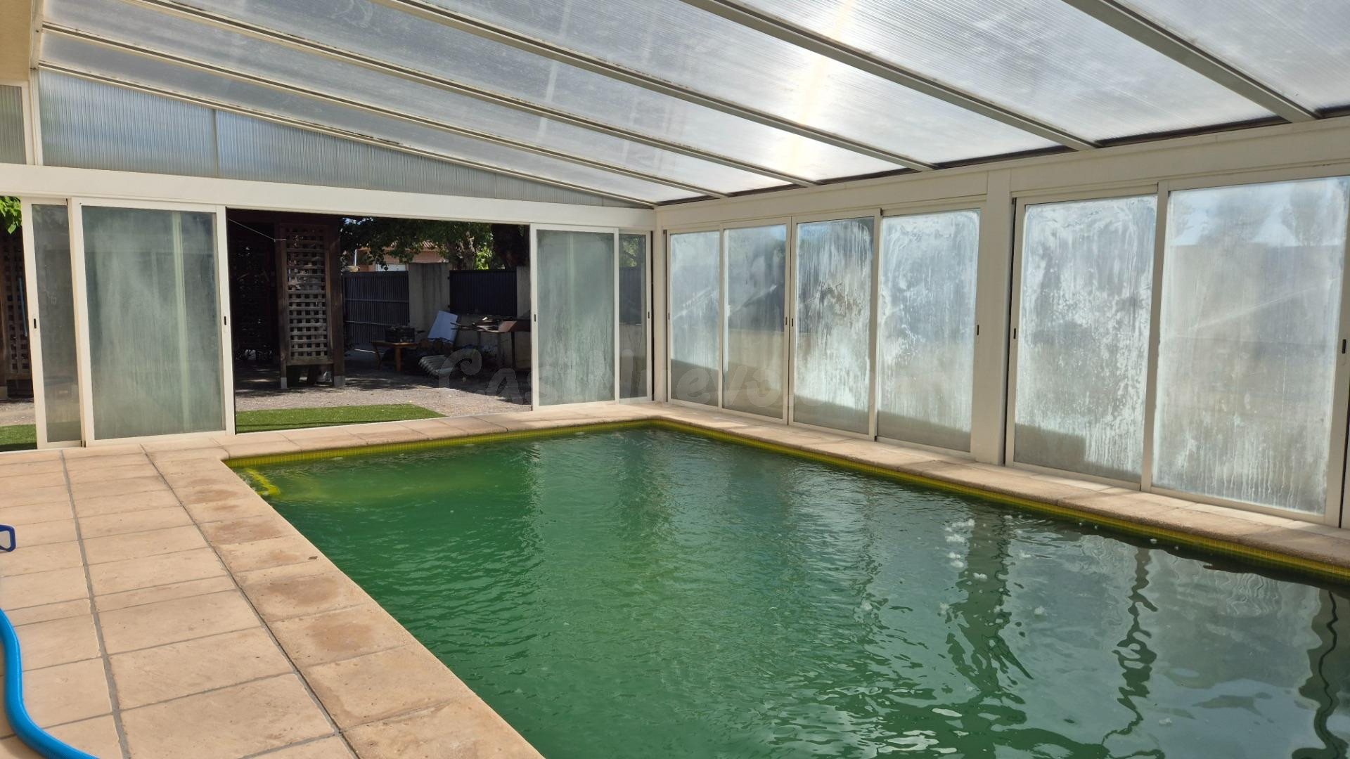 Chalet en una planta con gran garaje y piscina cubierta - foto 5