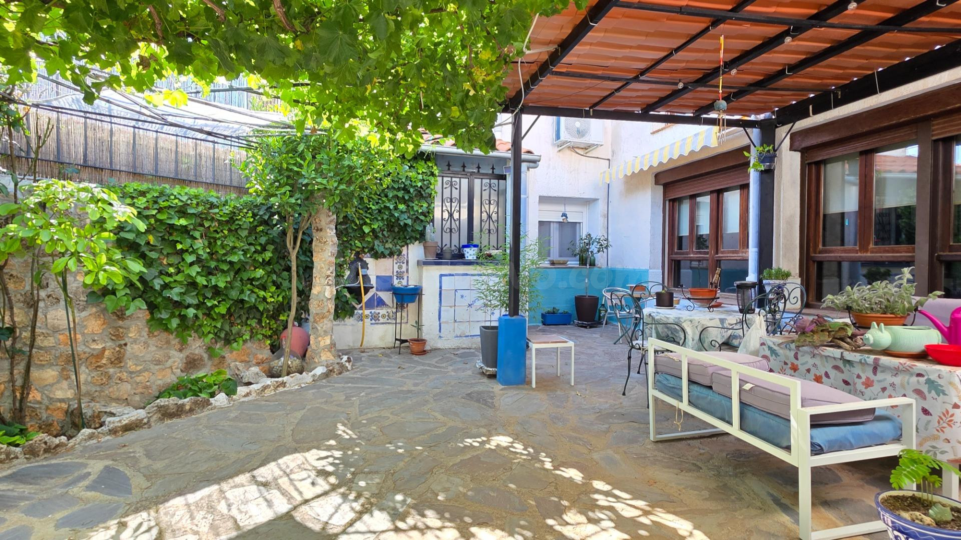 Casa de estilo rústico con cueva en Pozuelo del Rey - foto 2