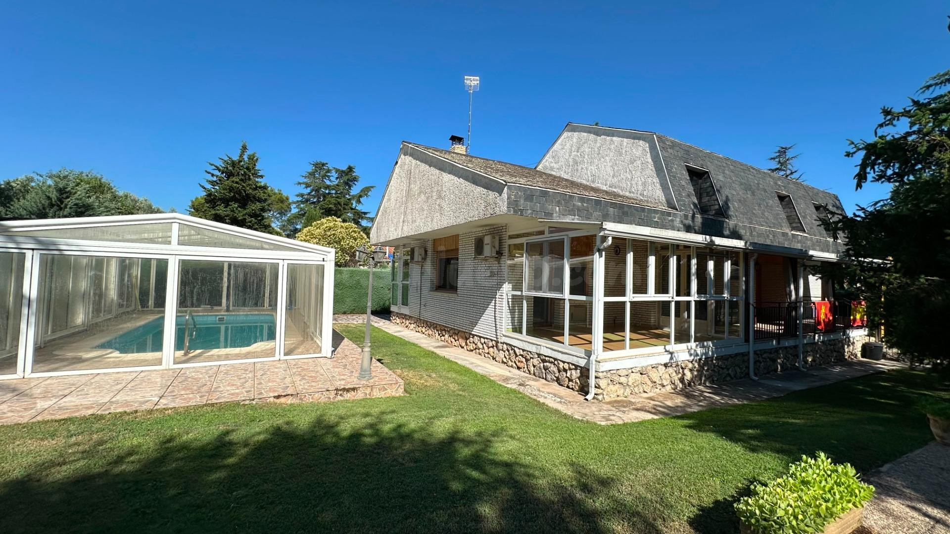 Chalet con piscina cubierta en Eurovillas
