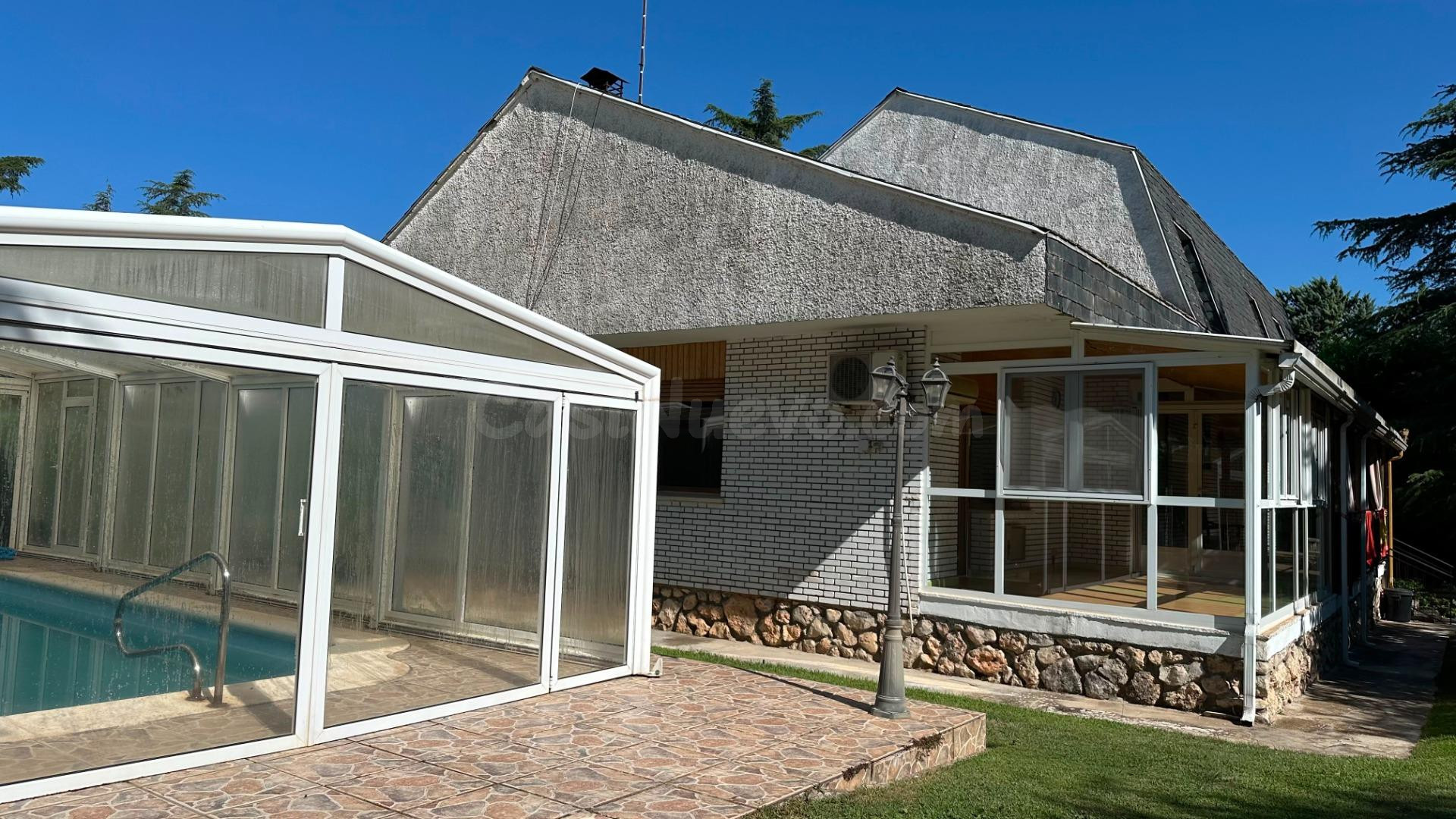 Chalet con piscina cubierta en Eurovillas - foto 3