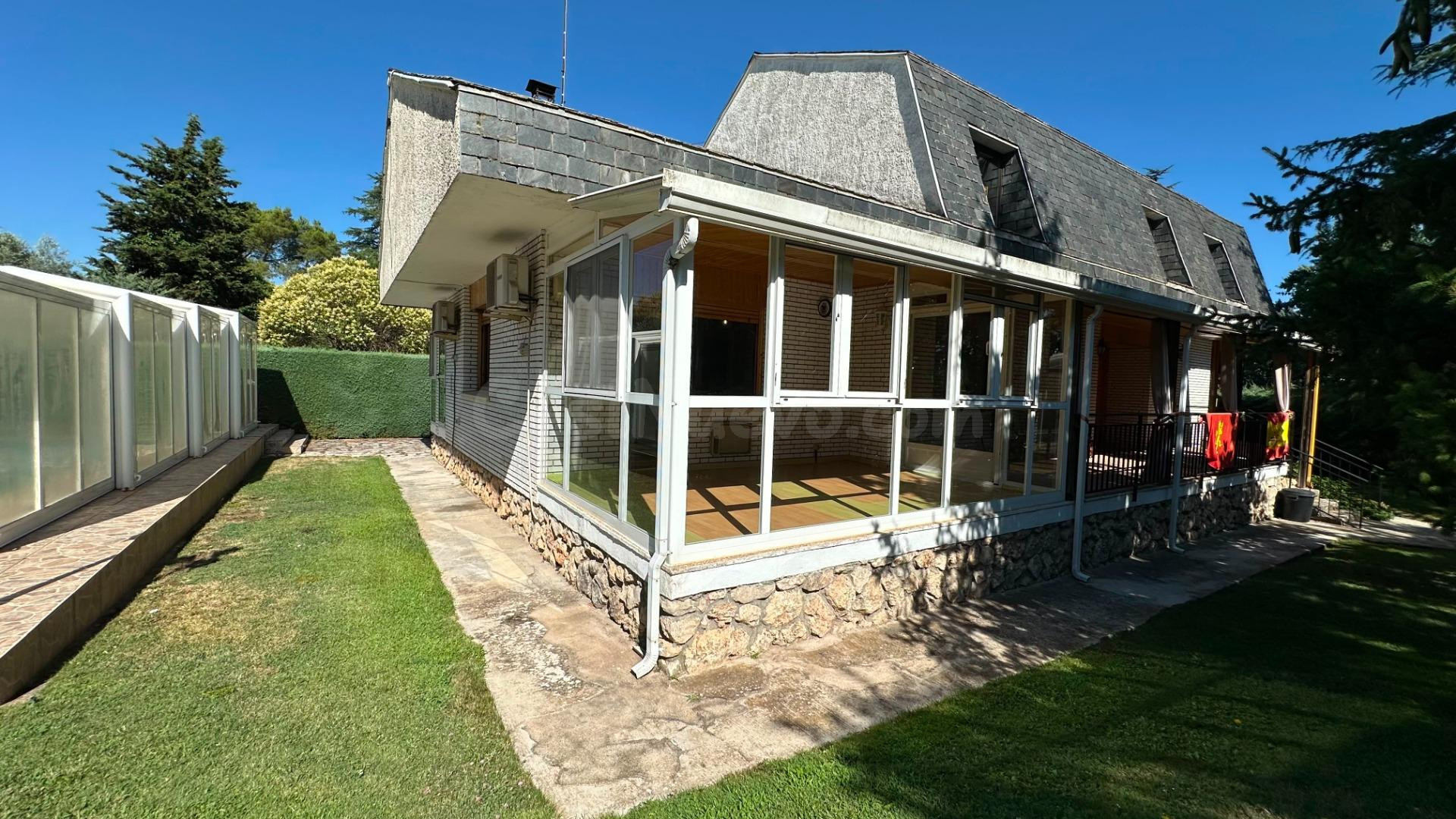 Chalet con piscina cubierta en Eurovillas - foto 4
