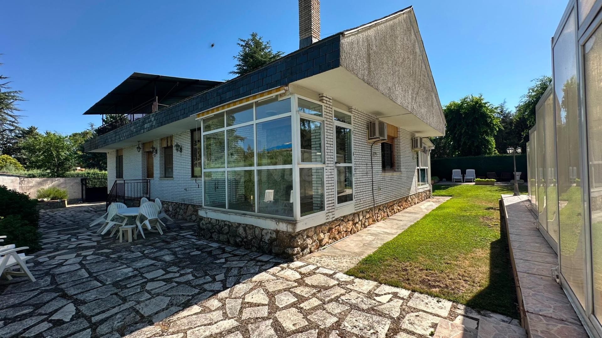 Chalet con piscina cubierta en Eurovillas - foto 5