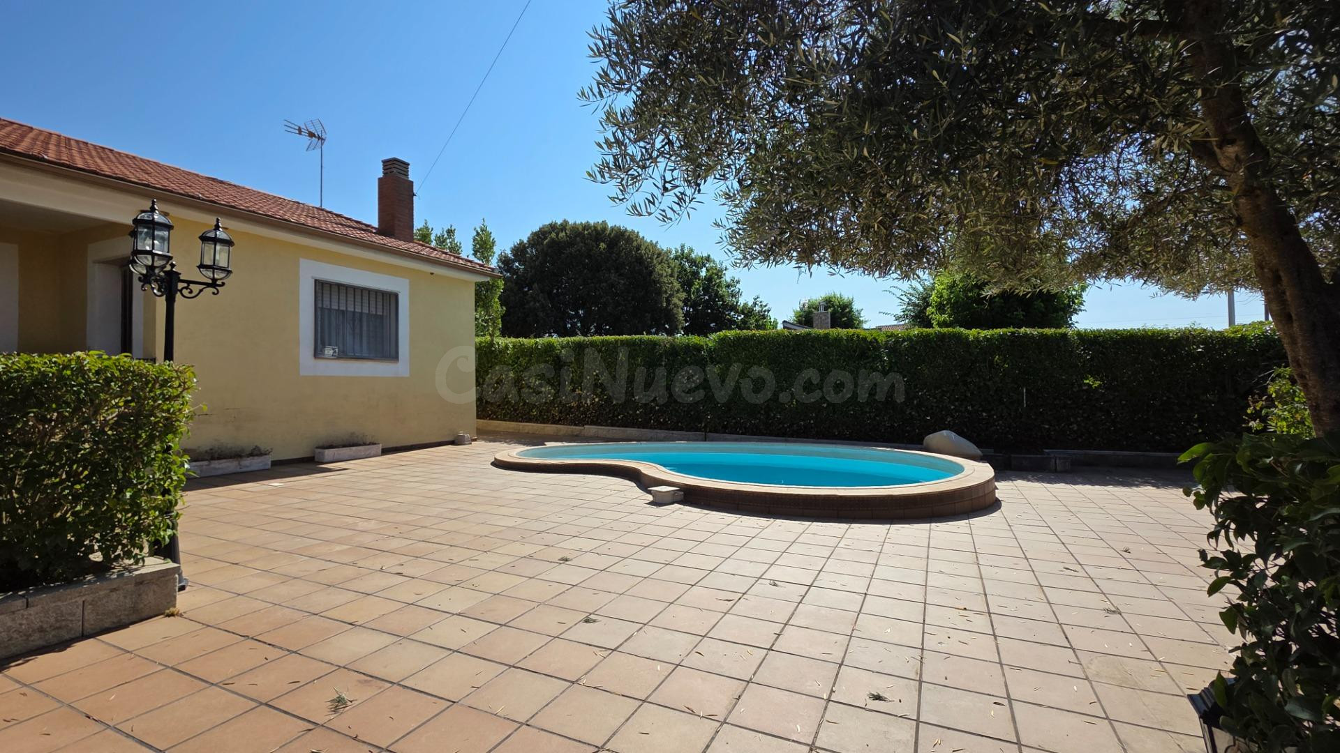 Chalet con piscina en Urb. El Olmillo - foto 5