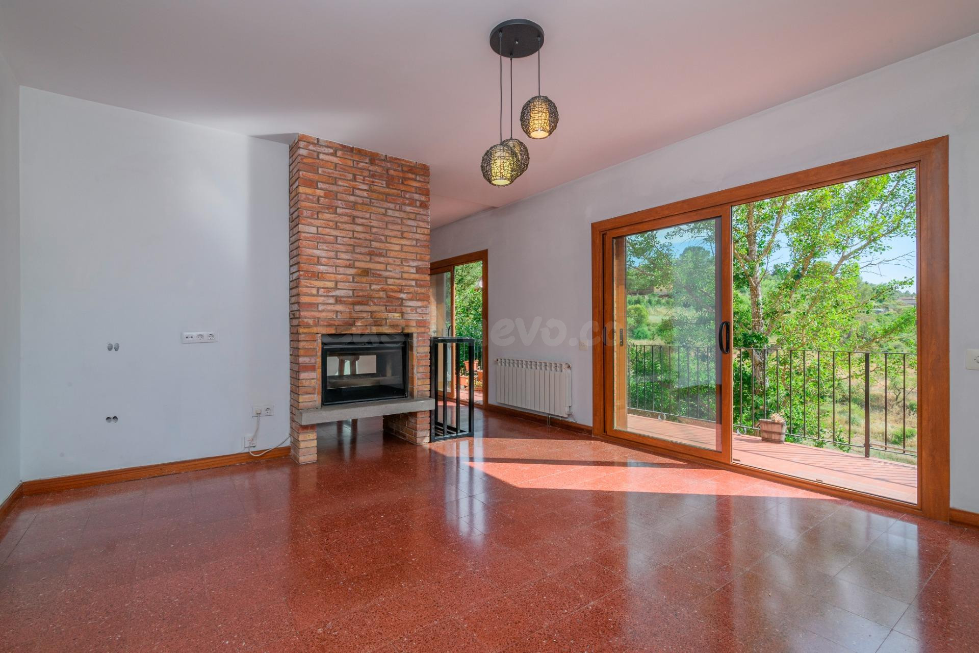 Casa de 5 hab. con jardín, pequeña piscina y estudio indepen
