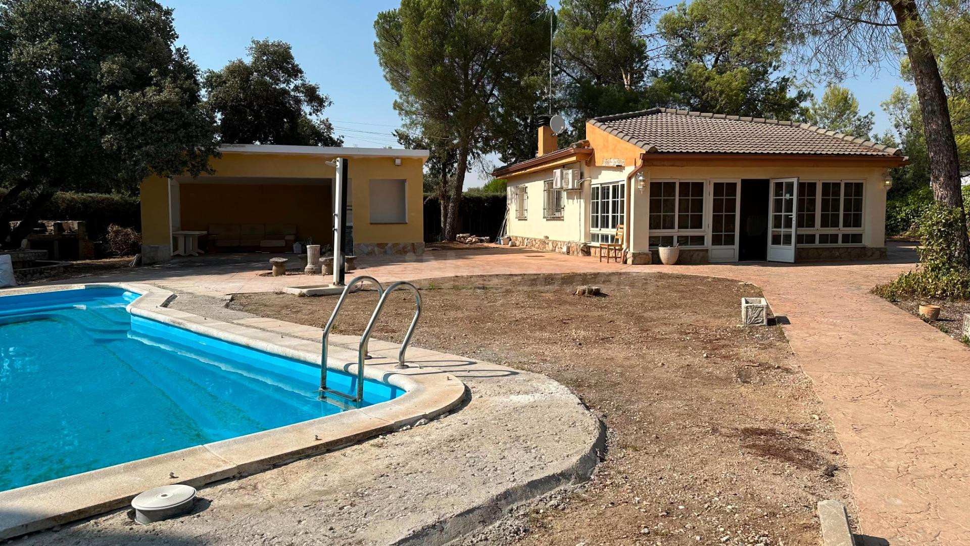 Chalet en venta con piscina en las Villas de Nuevo Baztán - foto 2