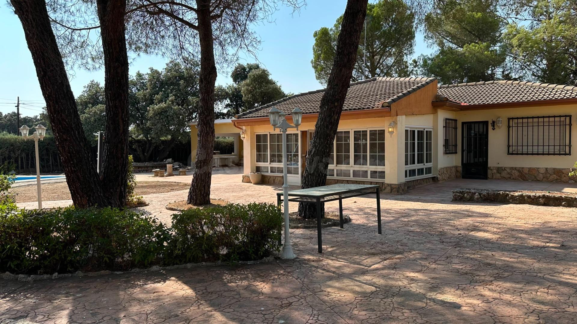 Chalet en venta con piscina en las Villas de Nuevo Baztán - foto 4