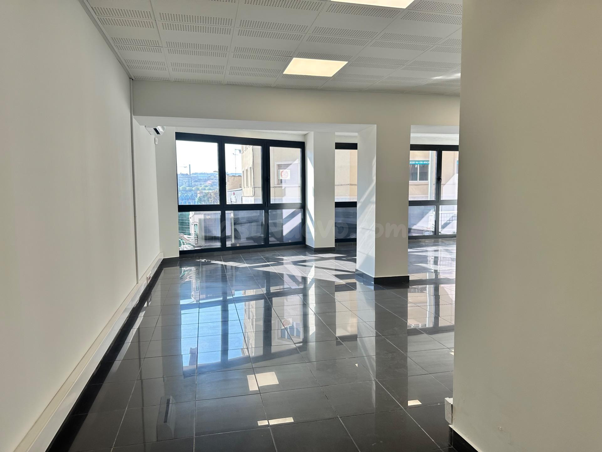 Oficinas en alquiler: ¡¡¡Ubicación Premium para tu negocio!! - foto 3