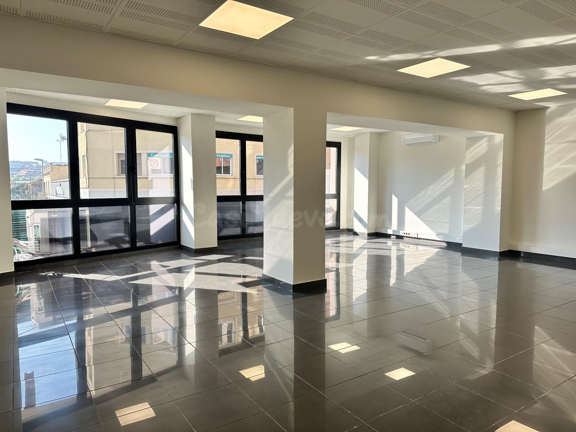 Oficinas en alquiler: ¡¡¡Ubicación Premium para tu negocio!! - foto 4