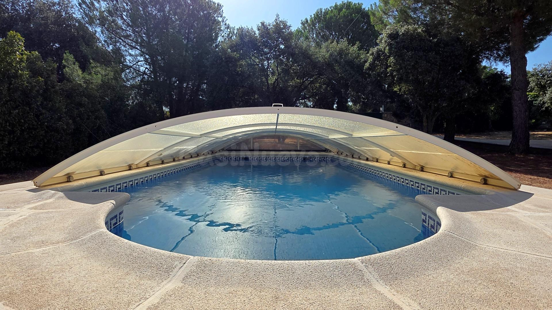 Amplio Chalet con piscina cubierta en Eurovillas - foto 4