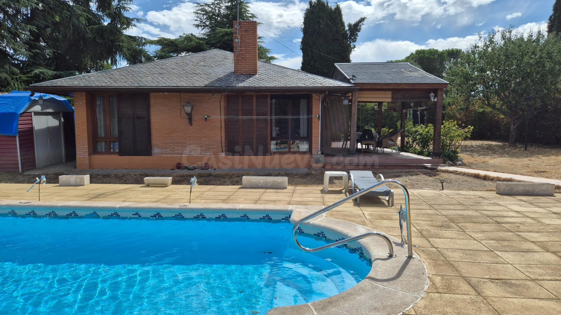 Chalet en venta con piscina en Eurovillas
