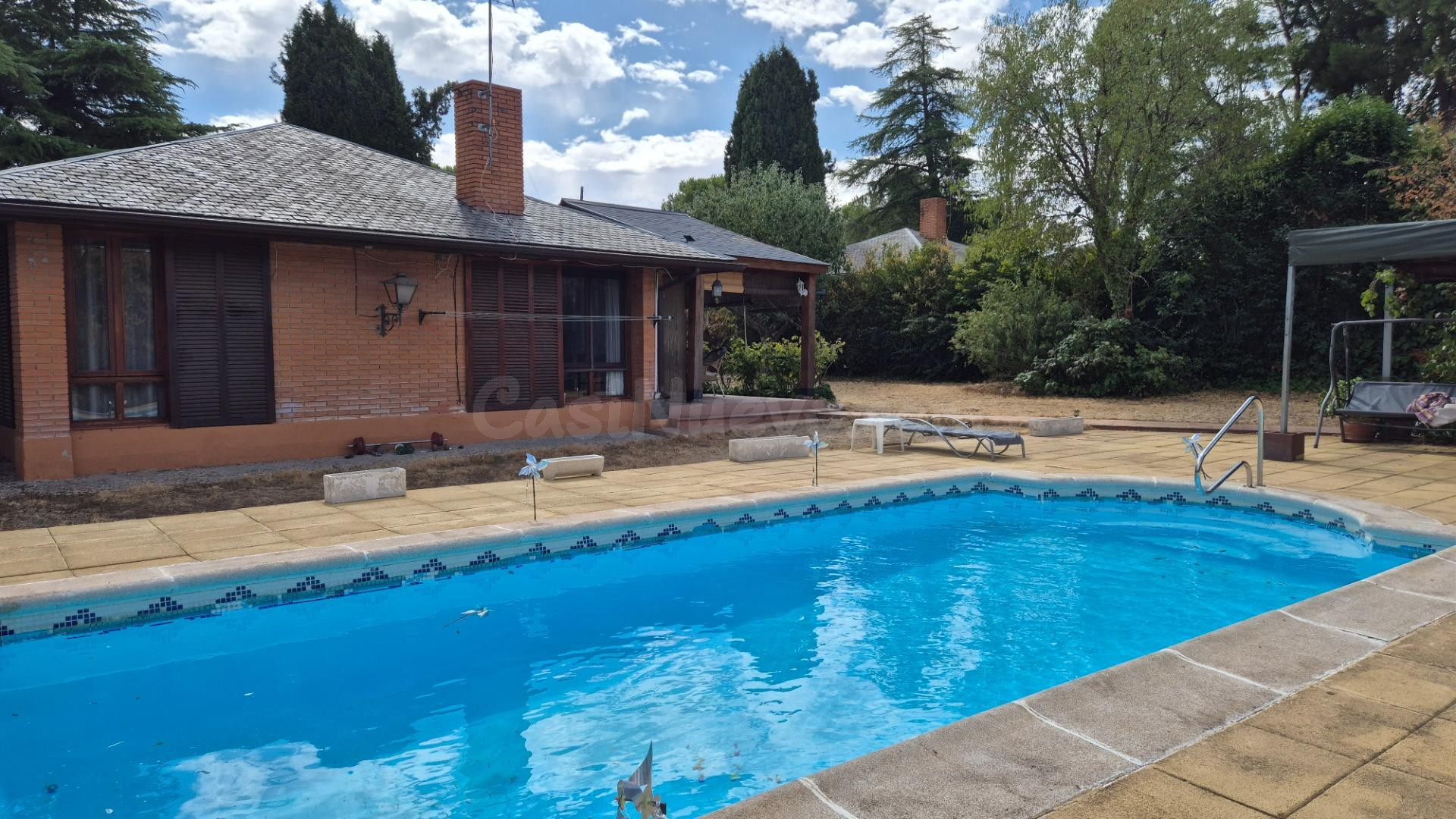 Chalet en venta con piscina en Eurovillas - foto 2