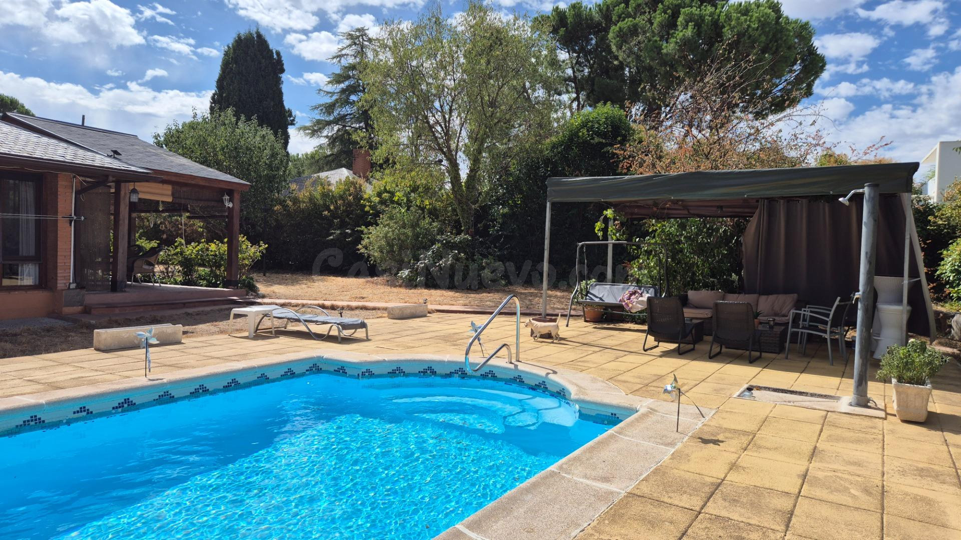 Chalet en venta con piscina en Eurovillas - foto 3