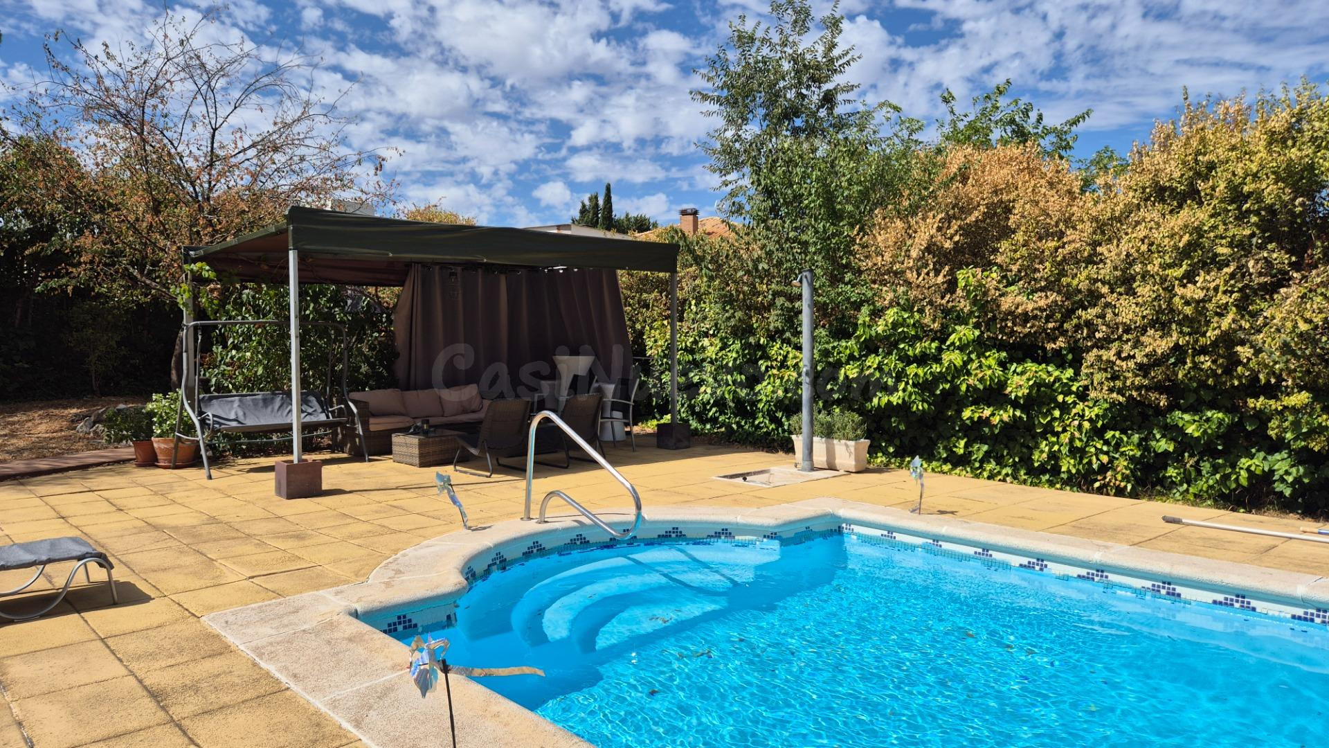 Chalet en venta con piscina en Eurovillas - foto 4