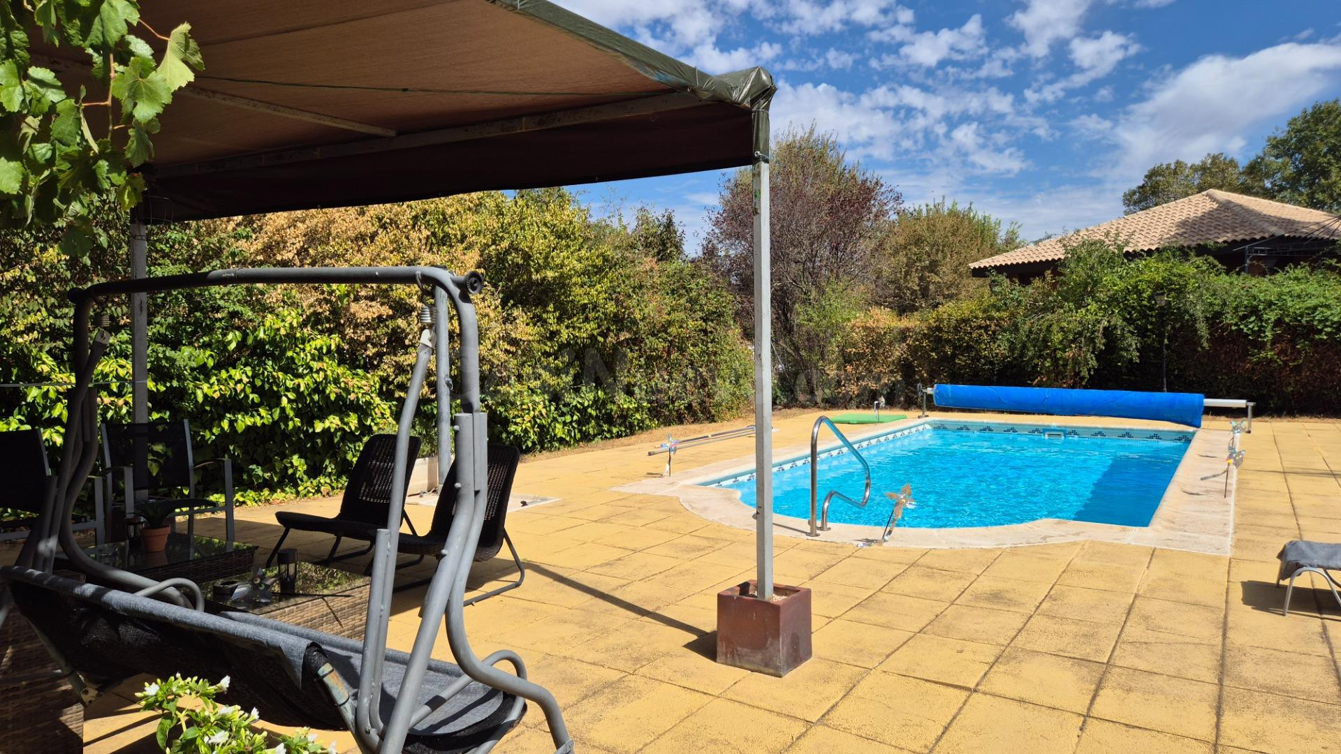 Chalet en venta con piscina en Eurovillas - foto 5