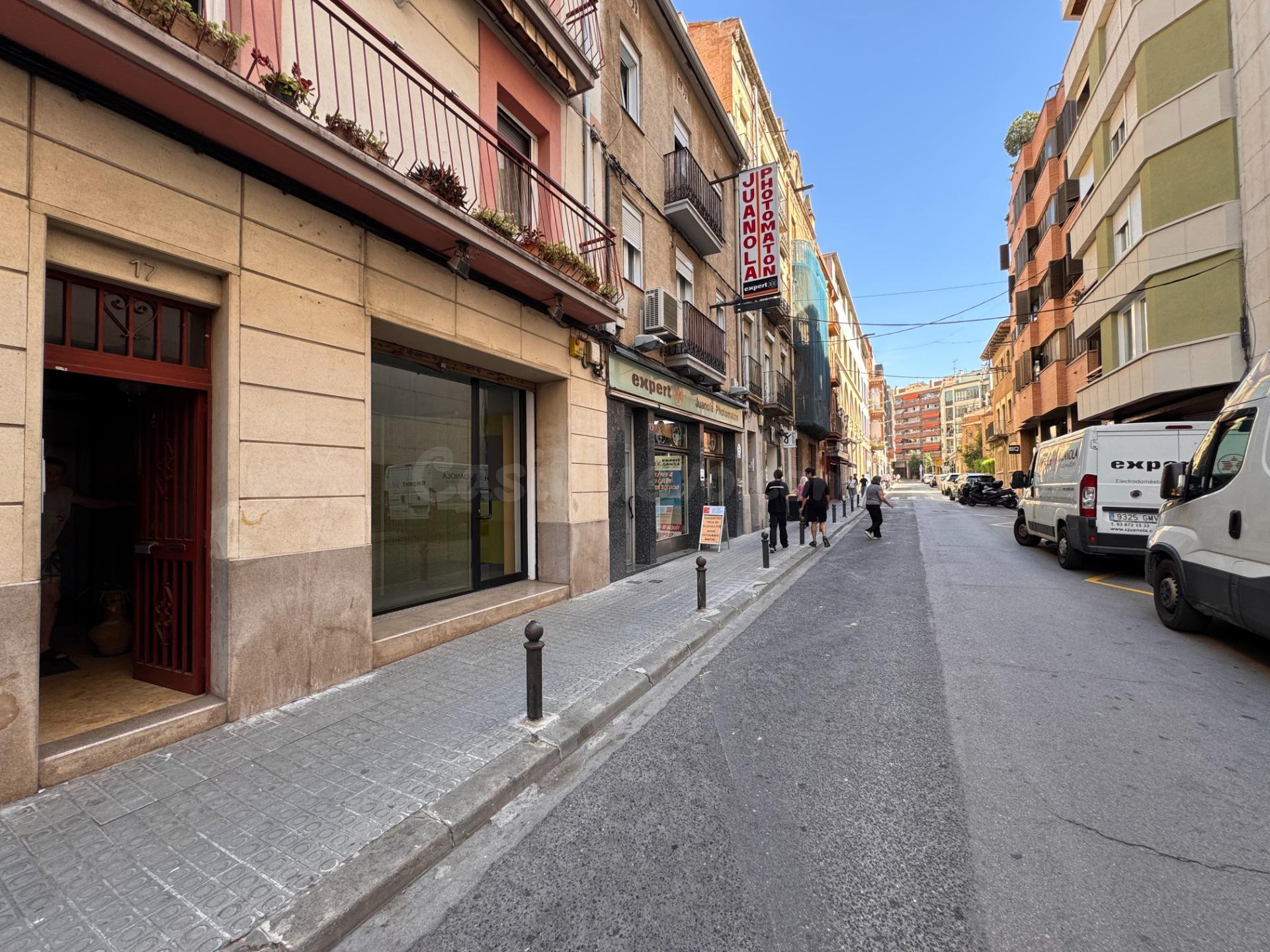 Económico y céntrico local comercial en Manresa - foto 2