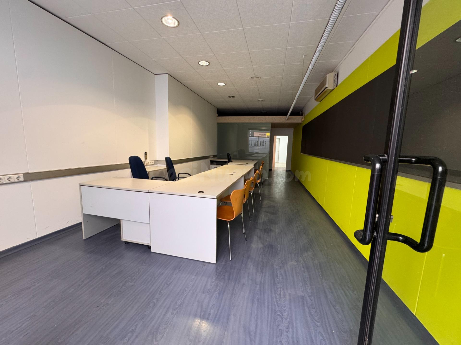 Económico y céntrico local comercial en Manresa - foto 4