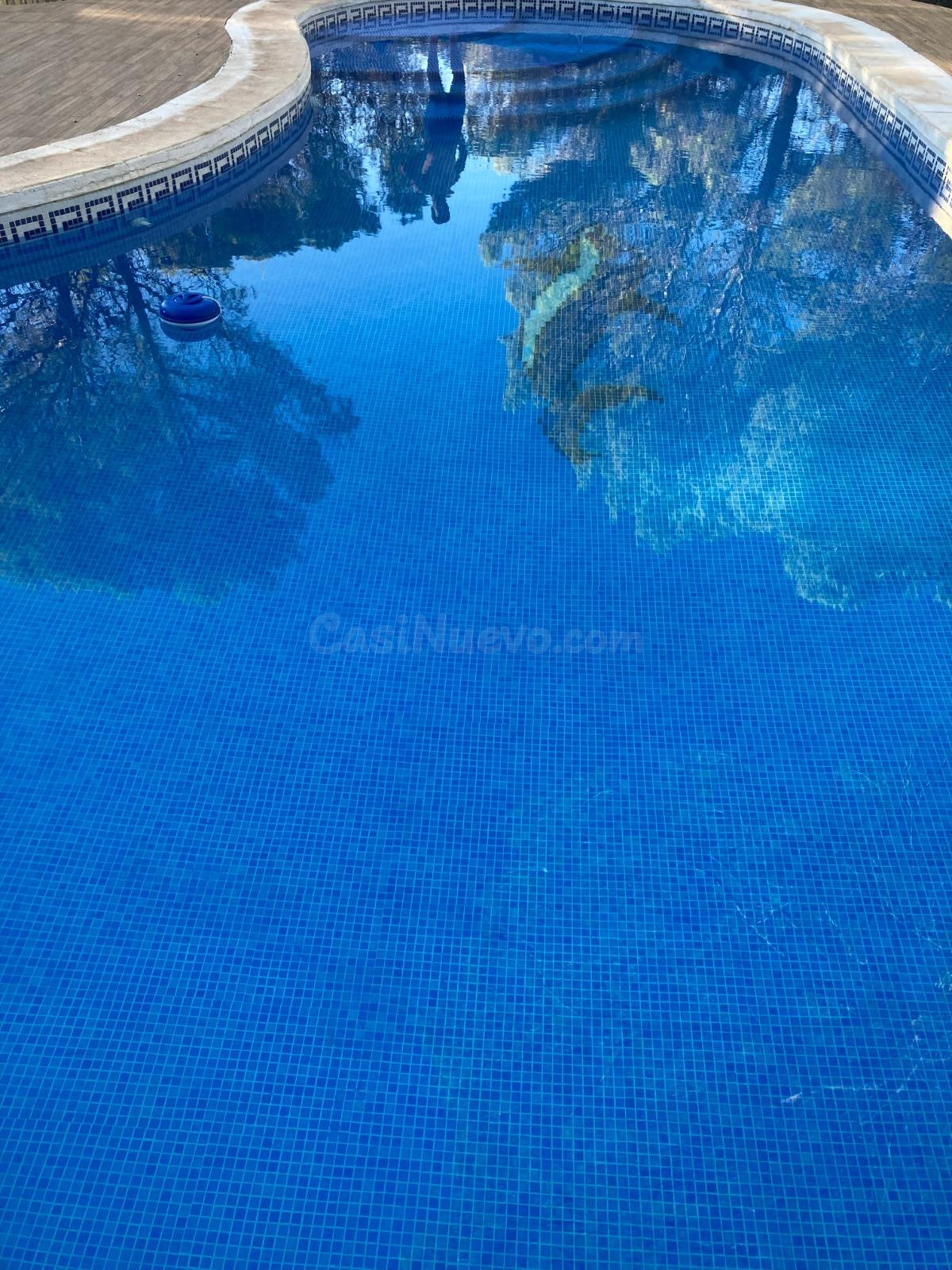 Chalet de una planta con piscina en parcela 990m2 - foto 2