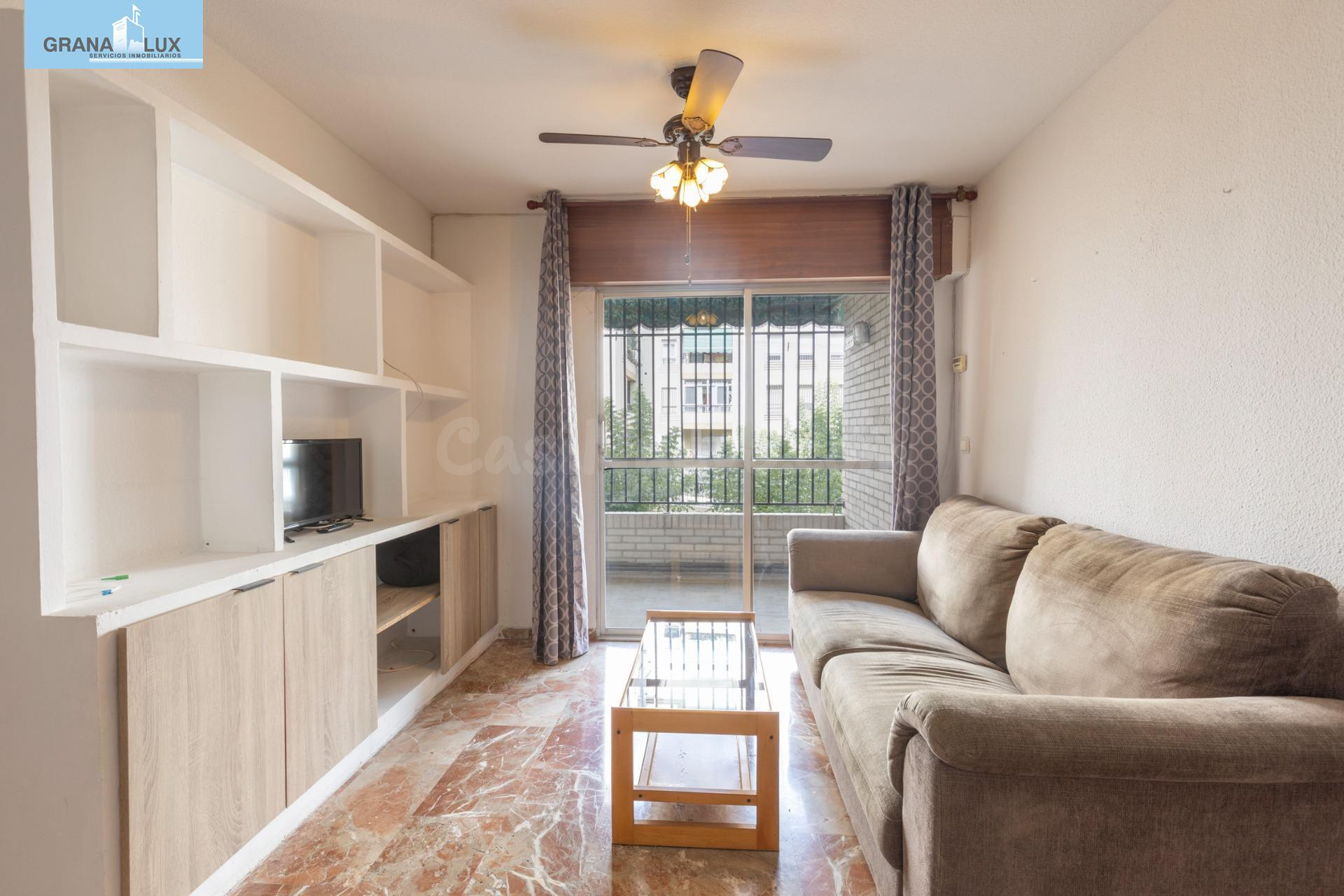Piso en venta de tres dormitorios dos baños en urbanización 