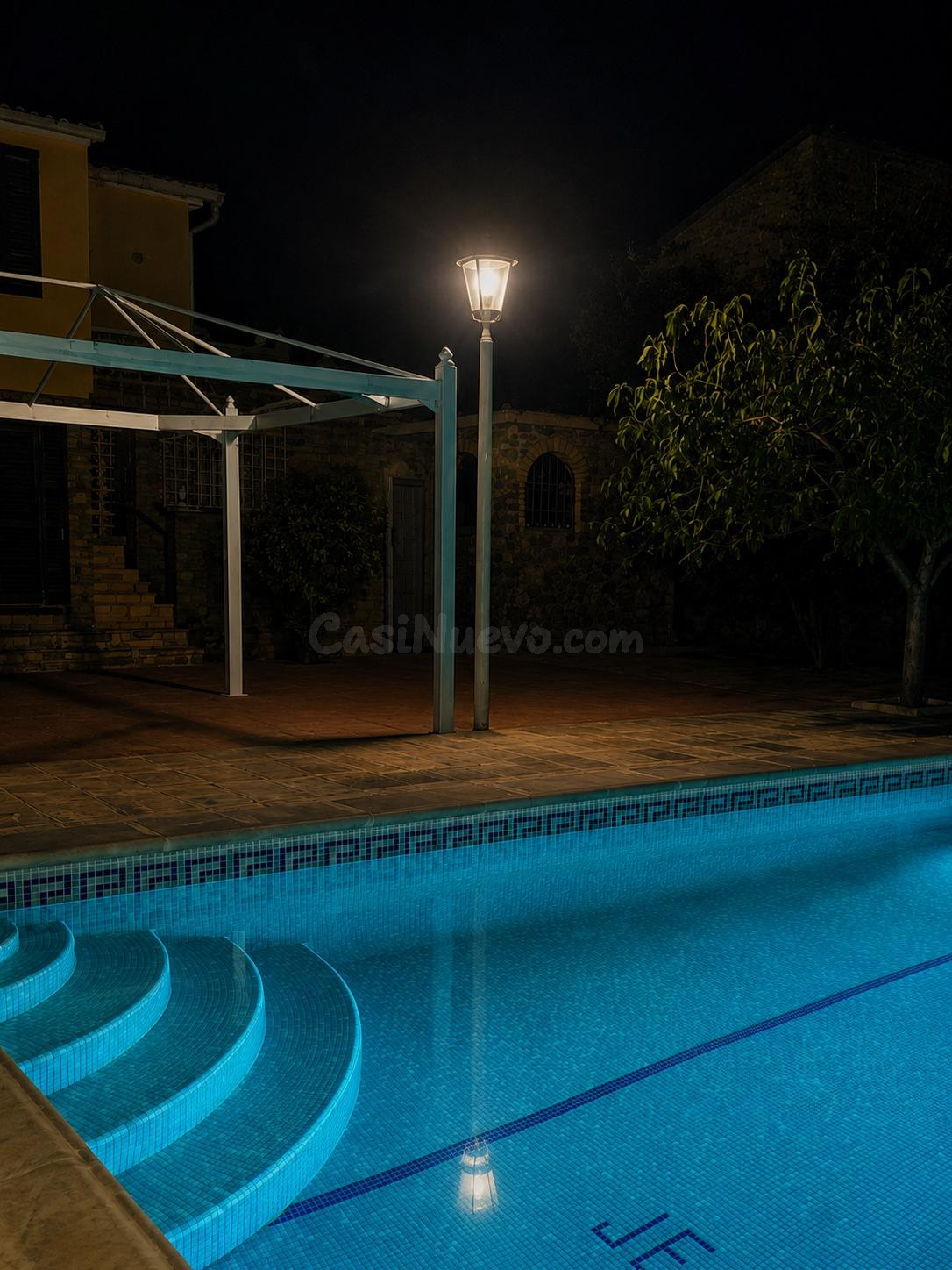 Chalet de dos plantas con piscina y garaje
