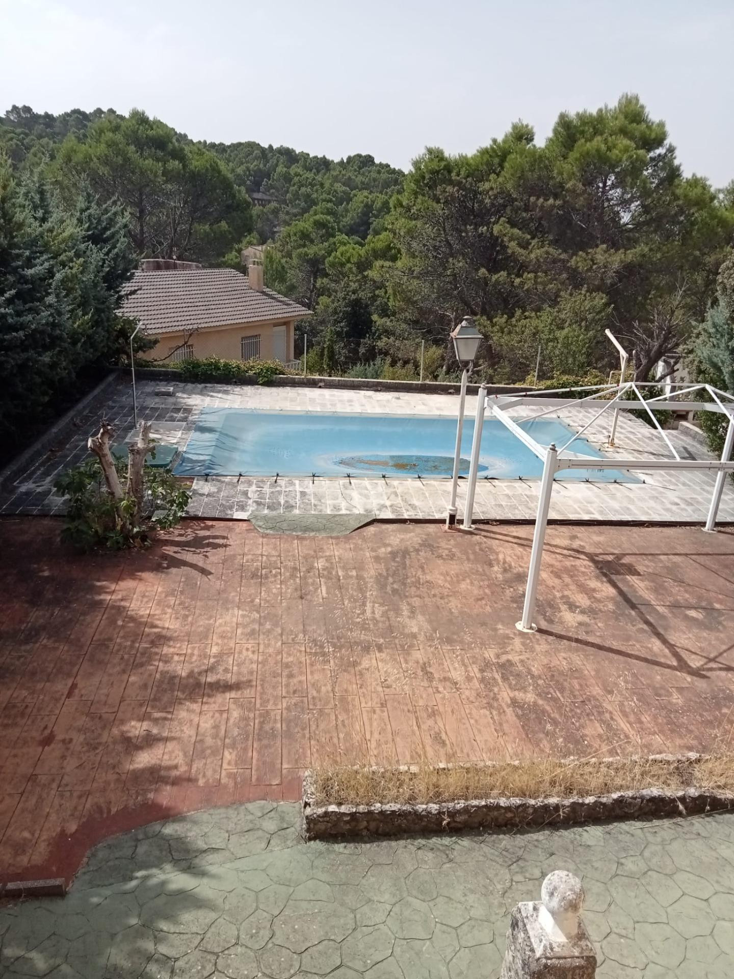 Chalet de dos plantas con piscina y garaje - foto 2