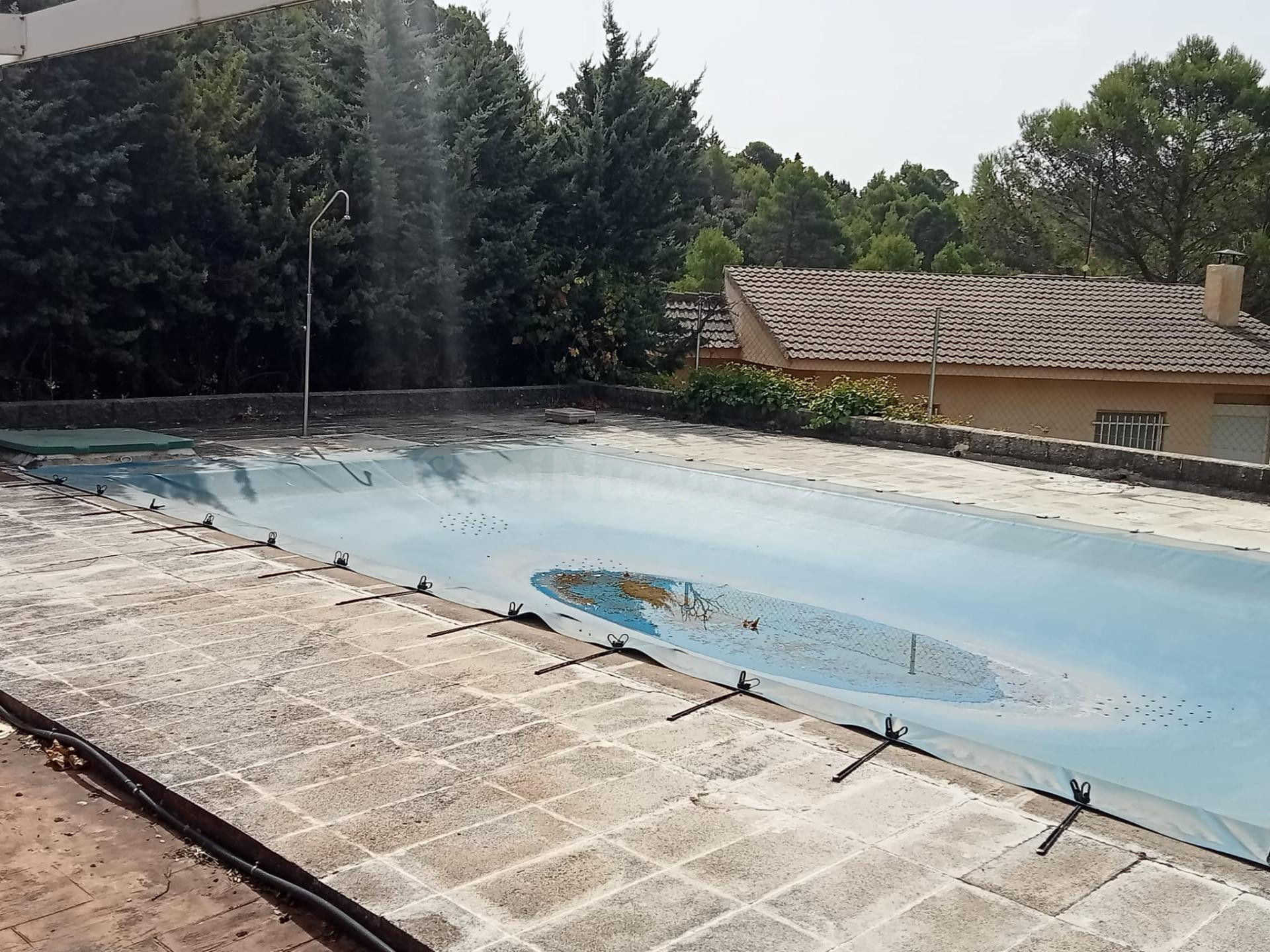 Chalet de dos plantas con piscina y garaje - foto 4
