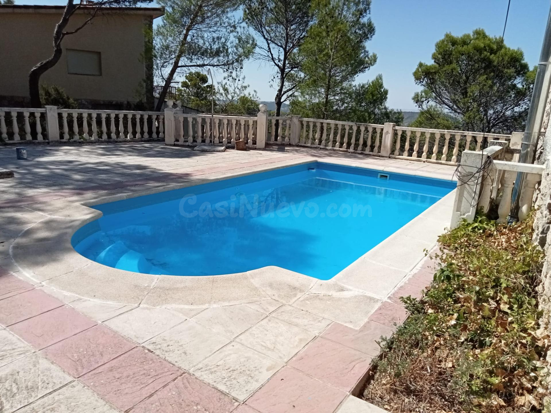 Chalet de dos plantas con piscina en parcela de 1.499 m2 jun