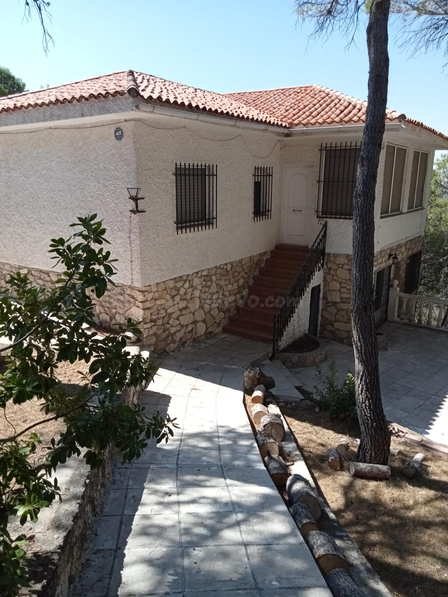 Chalet de dos plantas con piscina en parcela de 1.499 m2 jun - foto 3