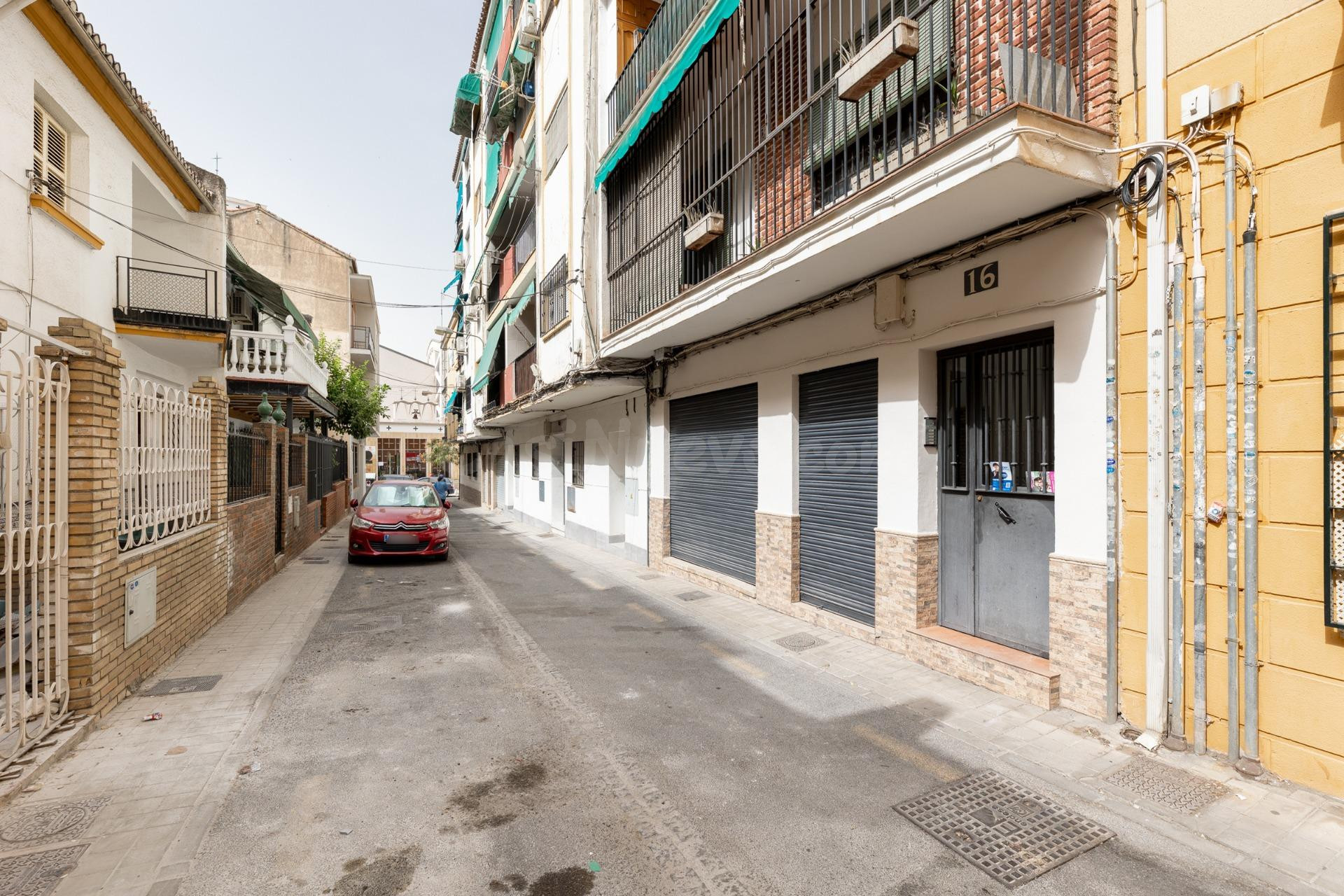 Local Comercial en la Mejor Zona de La Chana - foto 2