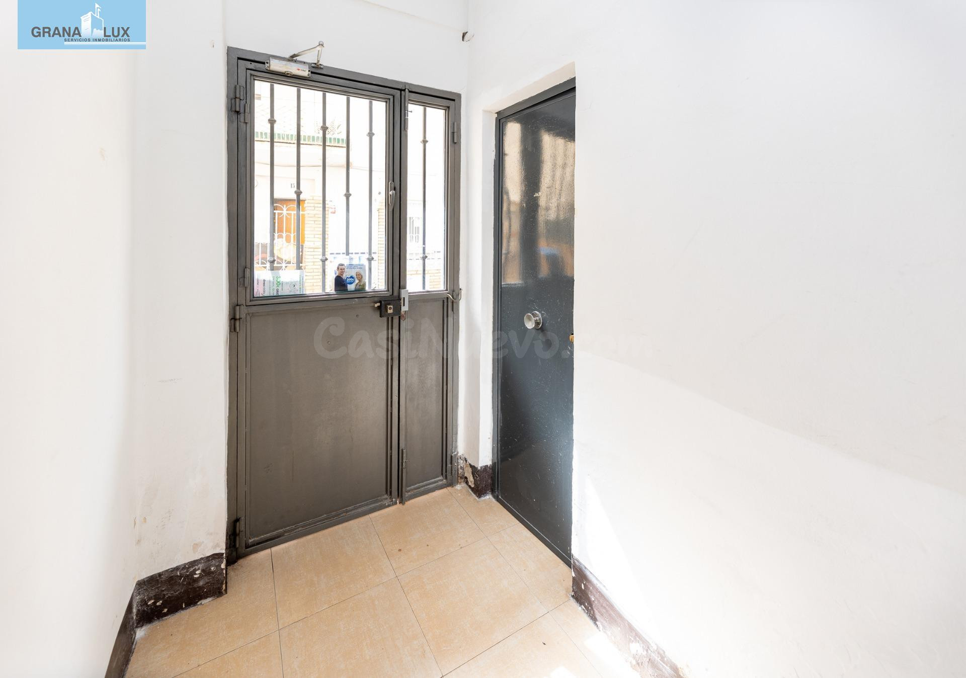 Local Comercial en la Mejor Zona de La Chana - foto 4