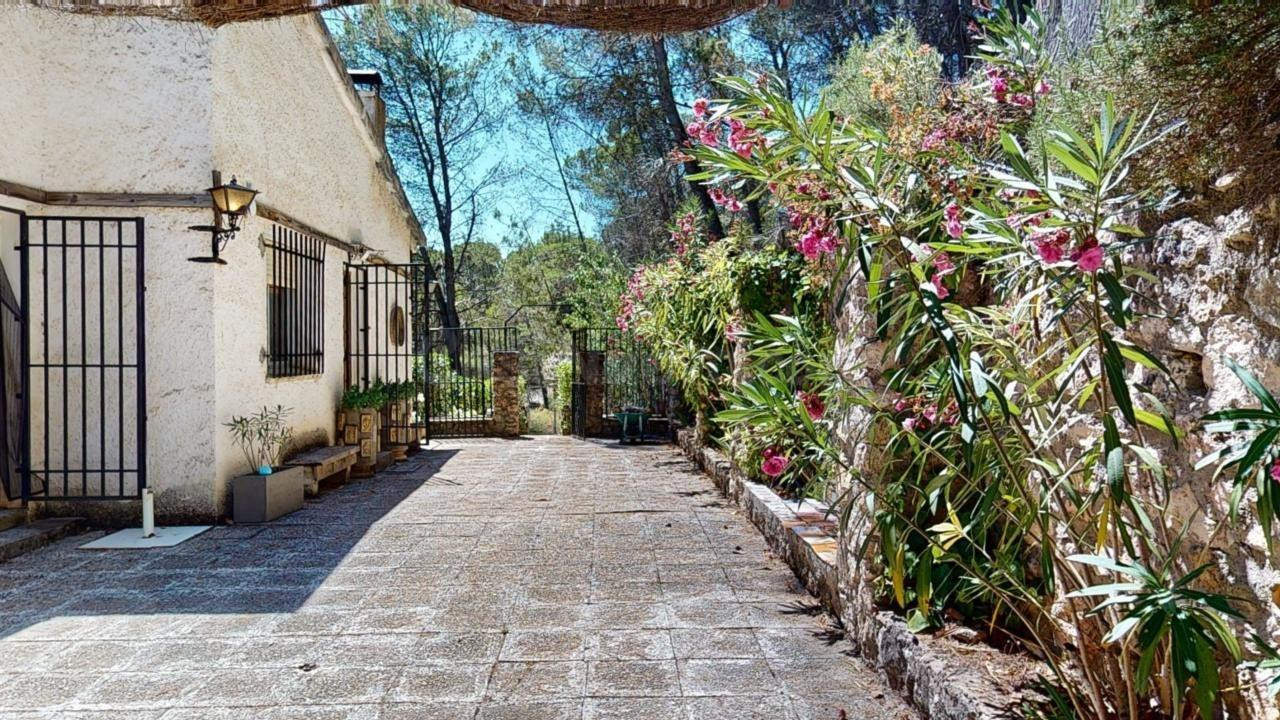 CHALET EN DOS PLANTAS CON PARCELA DE 5.000 METROS Y GRANDES 
