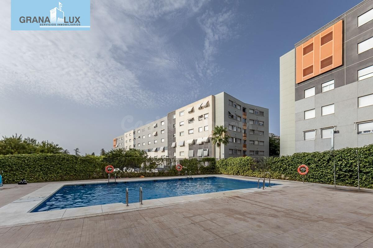 Piso con luz, vistas despejadas y urbanización ideal para familias en Alhendín