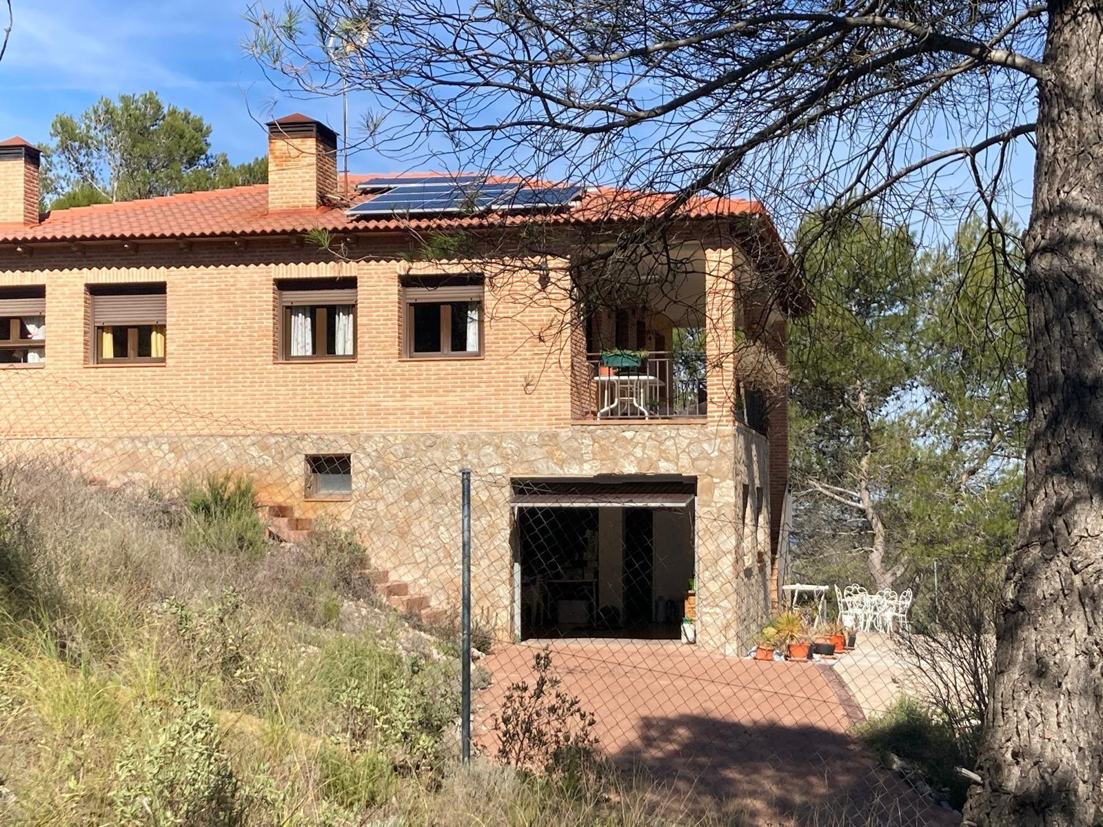 Chalet independiente en amplia parcela de 986 m2 - foto 2