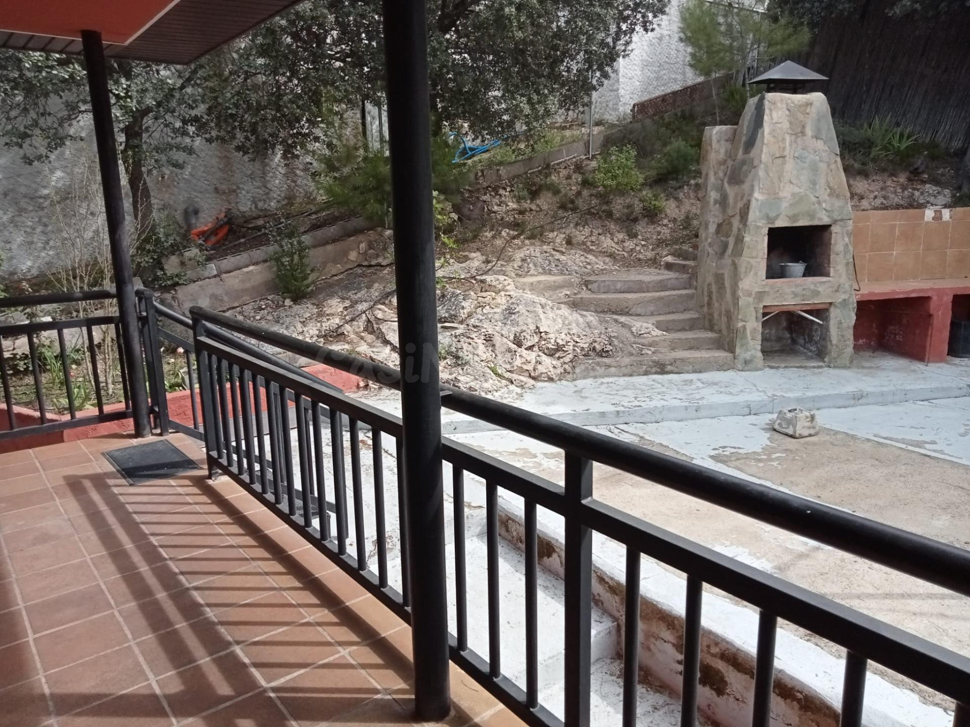 Chalet independiente sobre una parcela llana de 796 m2