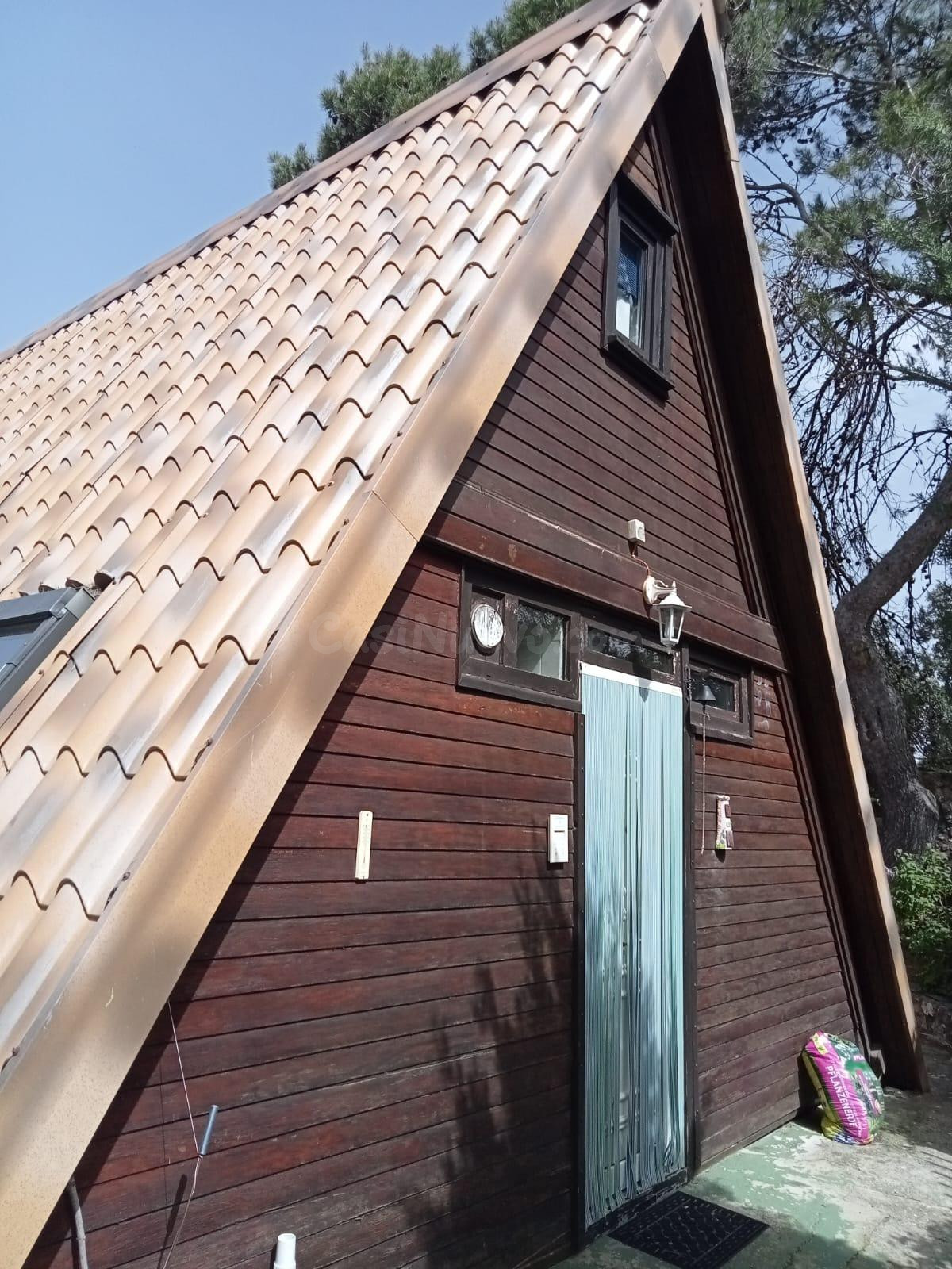 Cabaña de madera en parcela de 887 m2