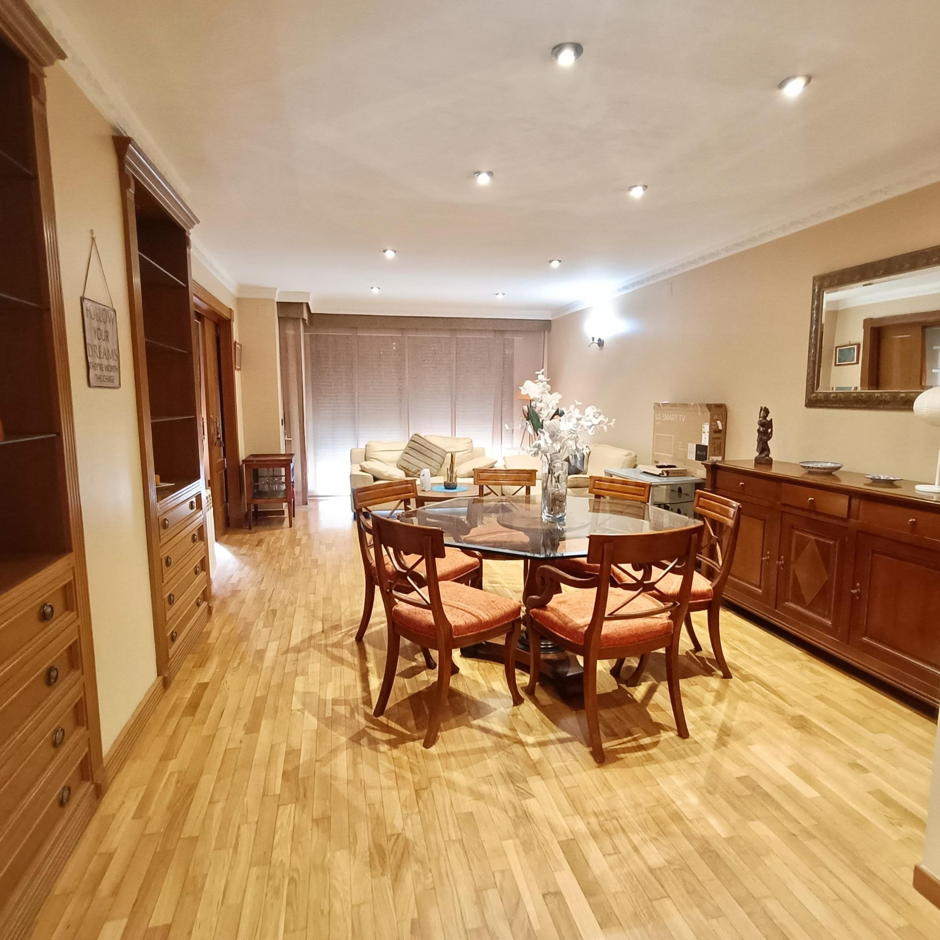 MAGNÍFICO PISO DE TRES DORMITORIOS Y DOS BAÑOS, CON PARKING