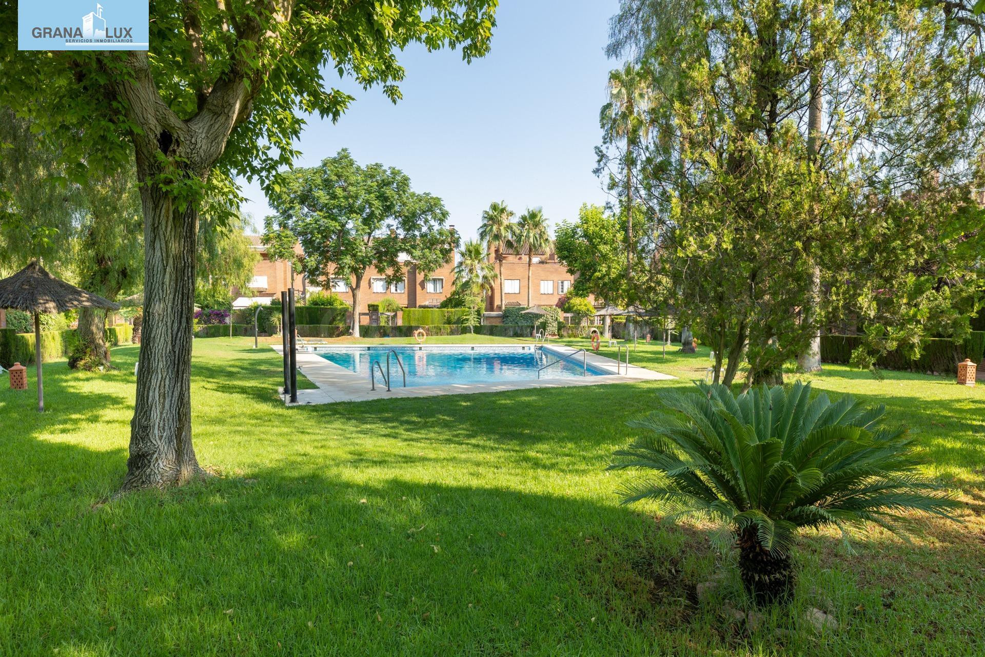 CHALET ADOSADO EN ZONA LA CALETA